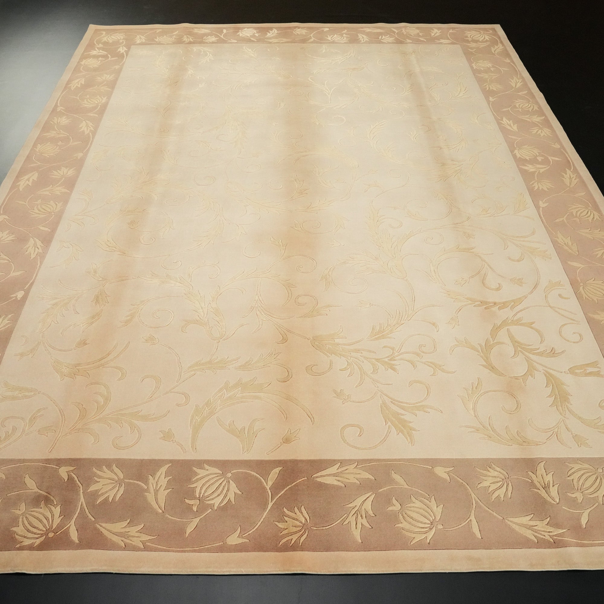 El Dokuma Vizon Çerçeve Desenli Yün Klasik Halı