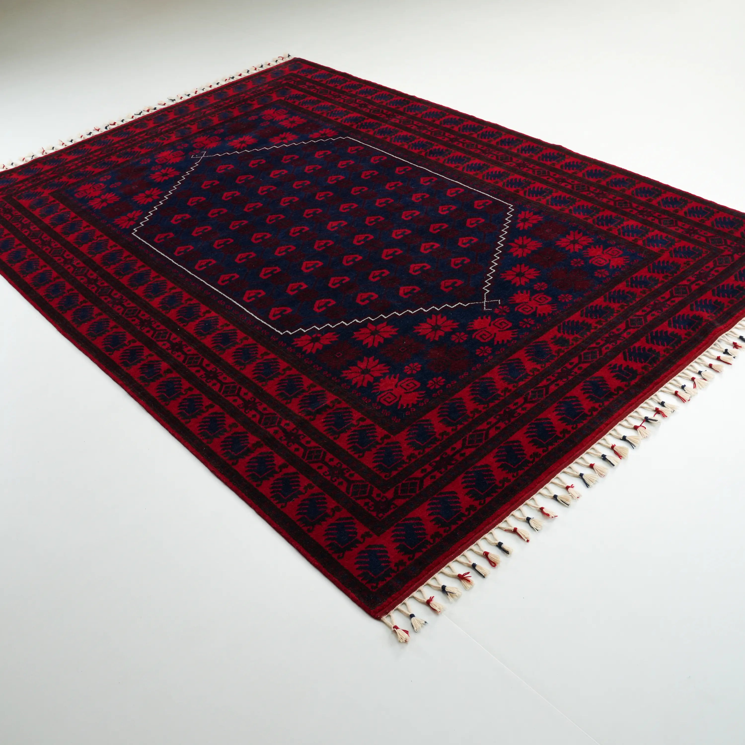 El Dokuma Yağcıbedir Desenli Lacivert Yün Halı