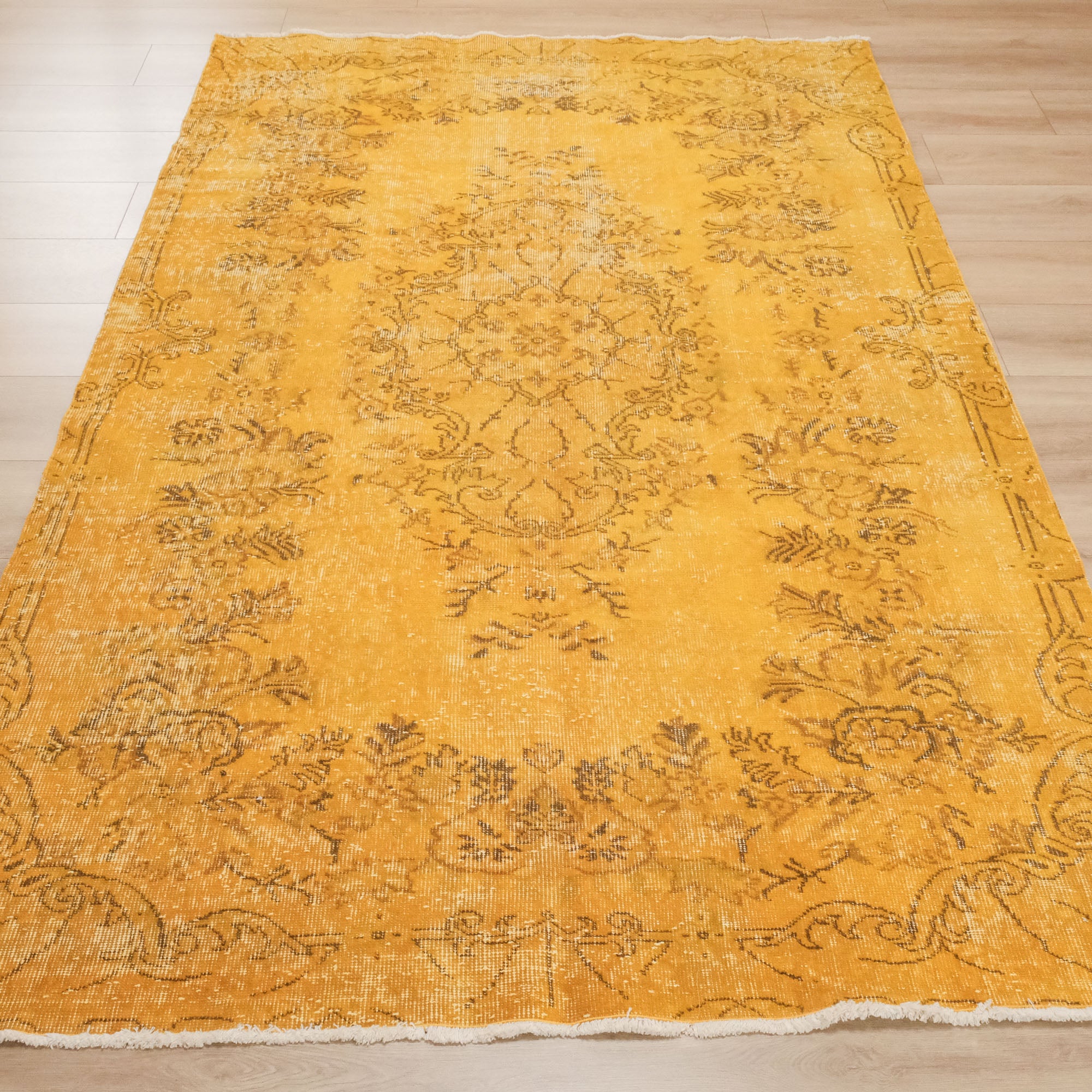 El Dokuma Yün Vintage Desenli Sarı Klasik Halı