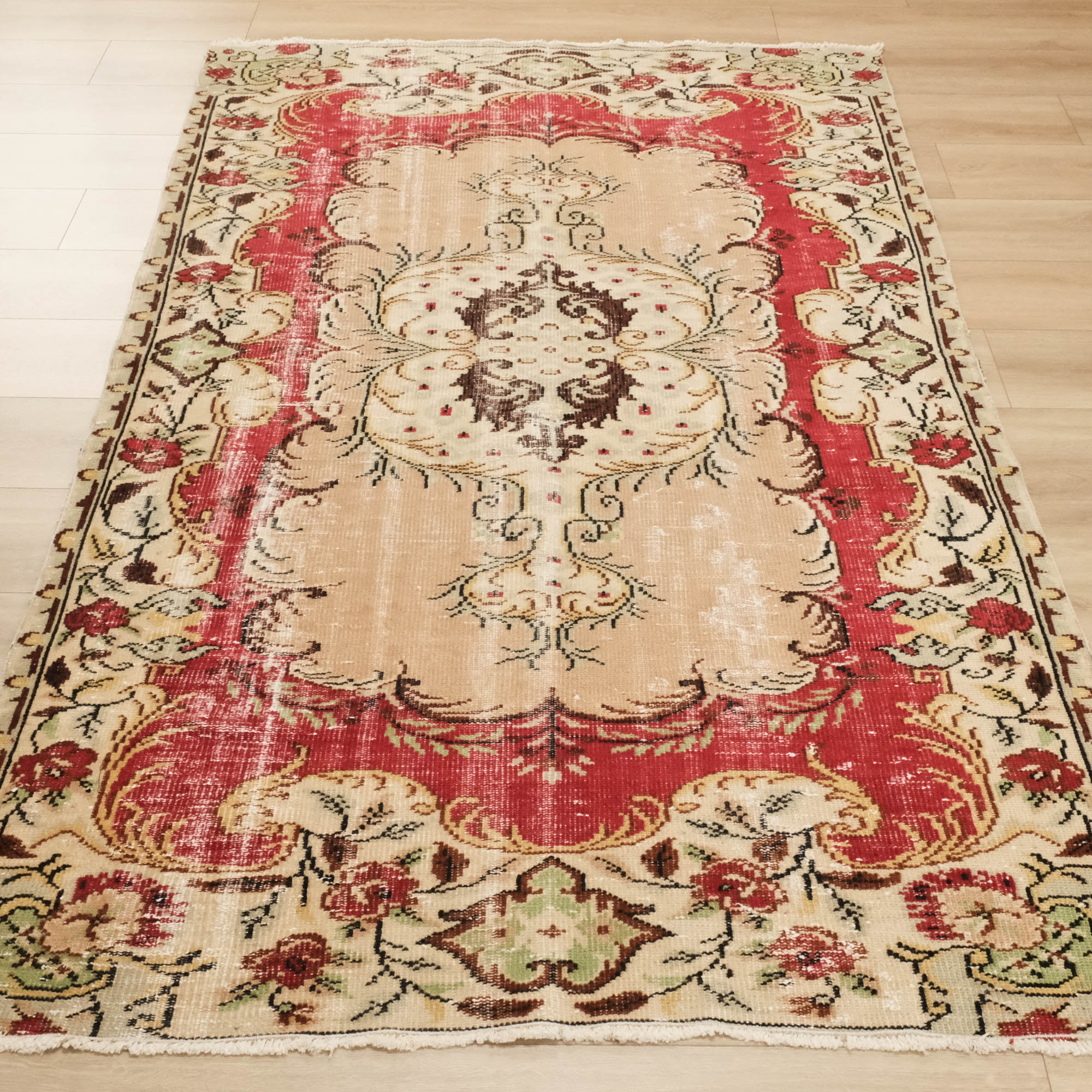 Etnik Desenli El Dokuma Kırmızı Vintage Halı