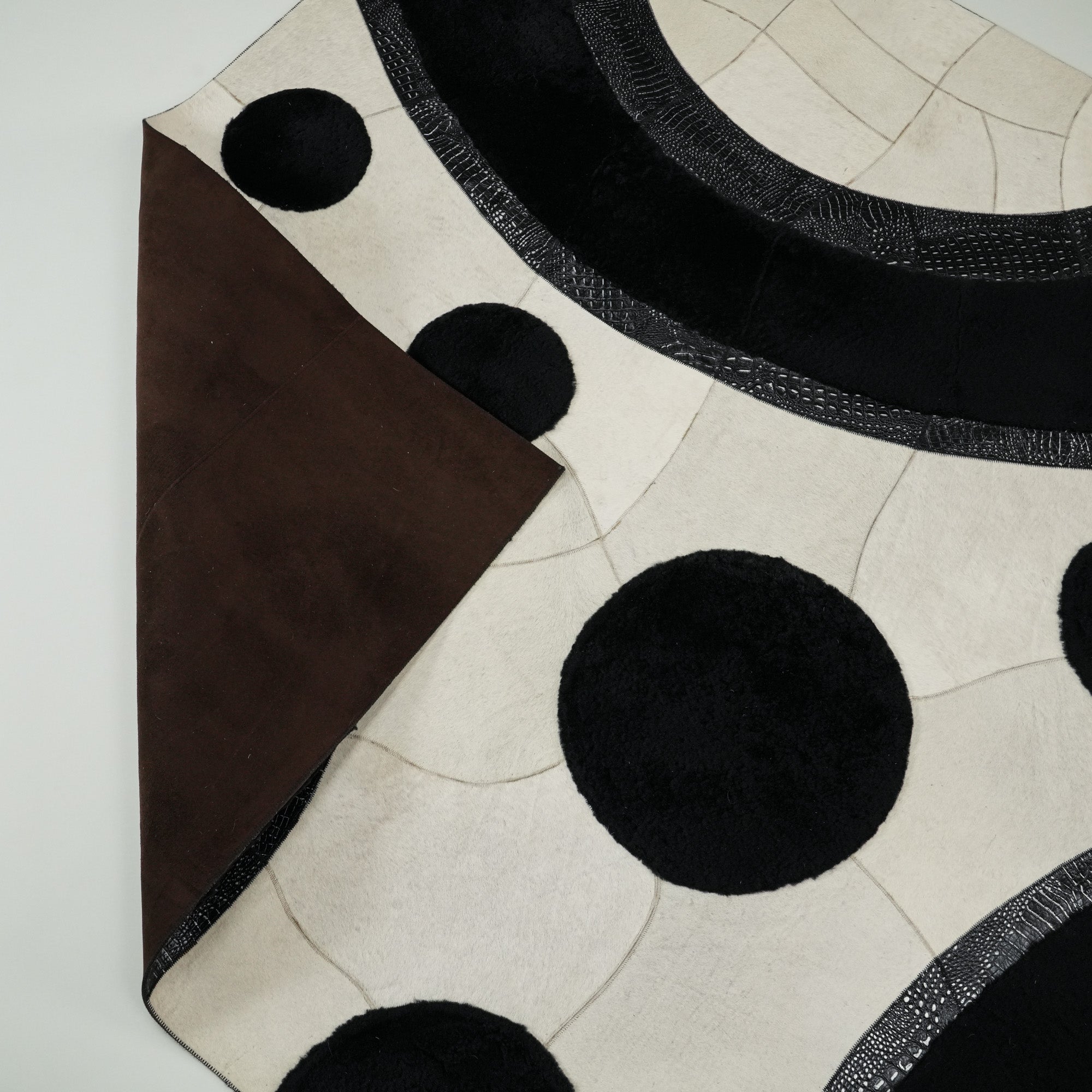 Geometrik Desenli Deri Siyah Halı