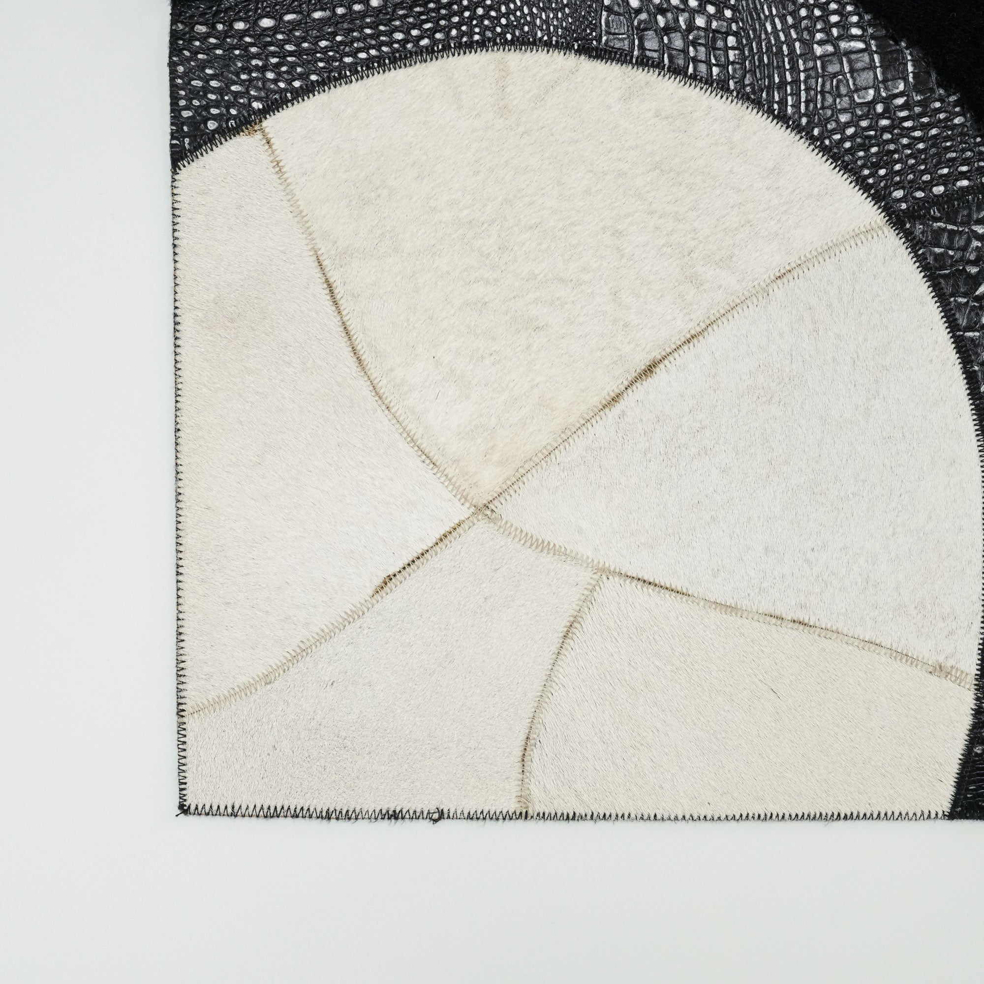 Geometrik Desenli Deri Siyah Halı