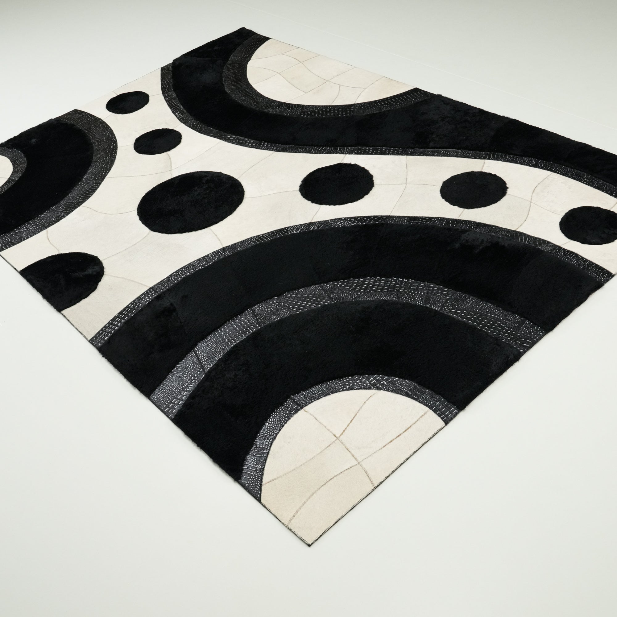 Geometrik Desenli Deri Siyah Halı