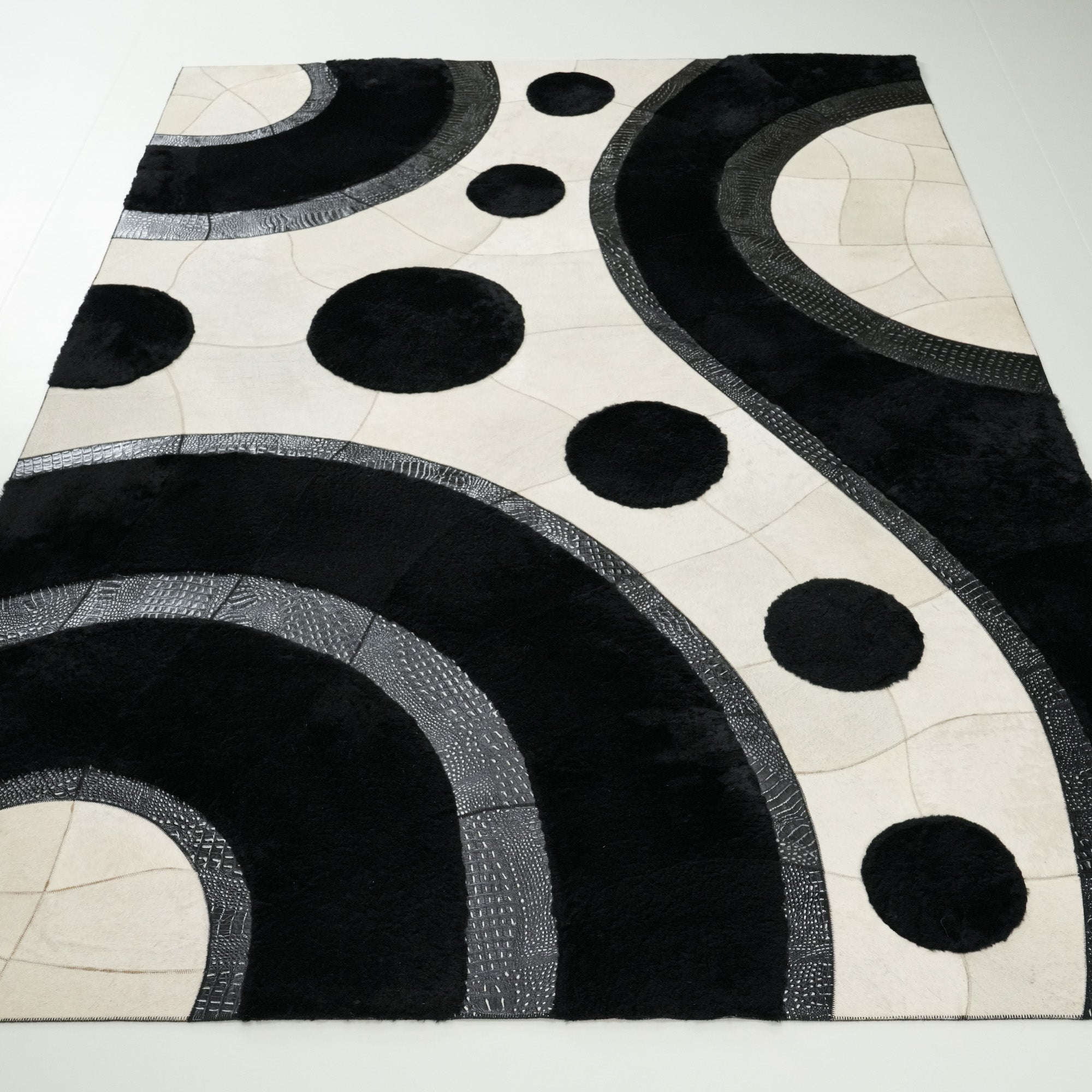 Geometrik Desenli Deri Siyah Halı