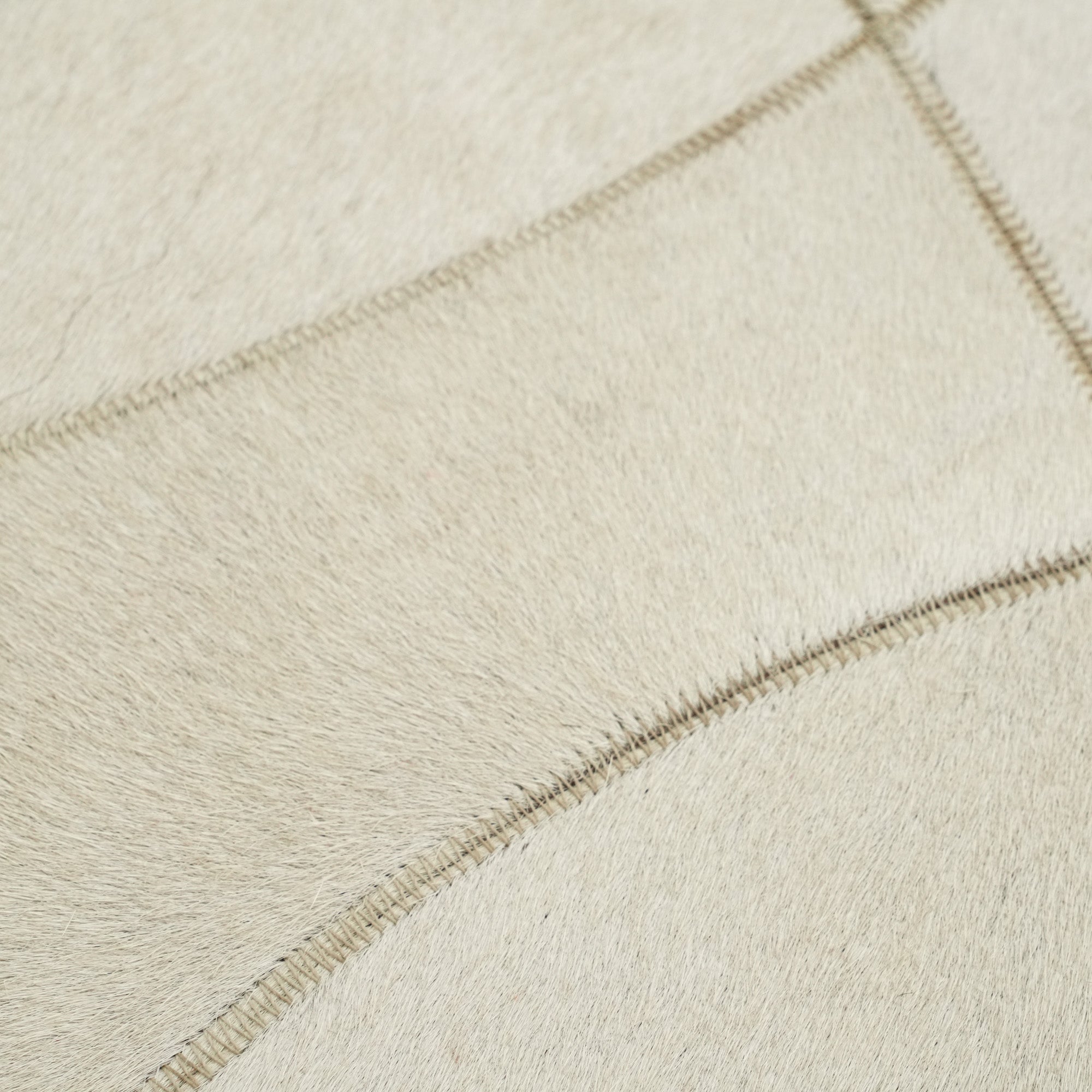 Geometrik Desenli Deri Siyah Halı