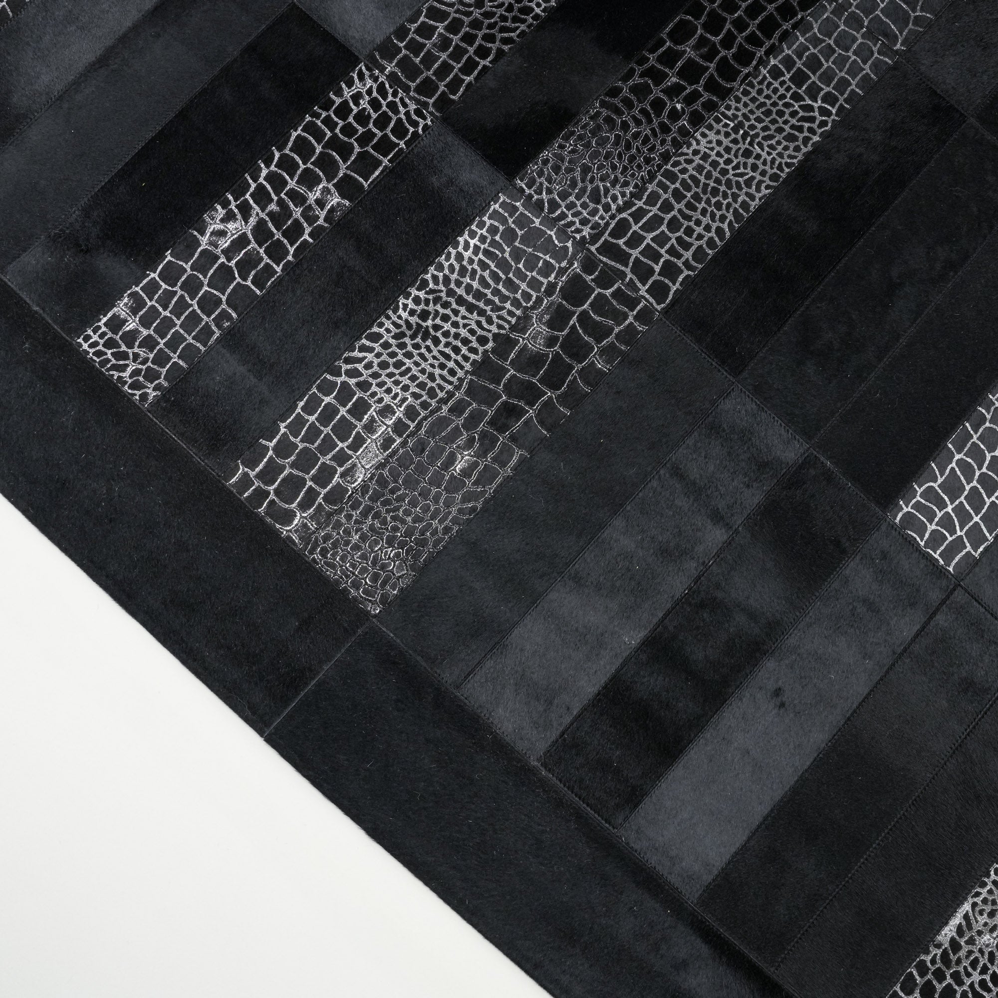 Geometrik Desenli Siyah Deri Halı