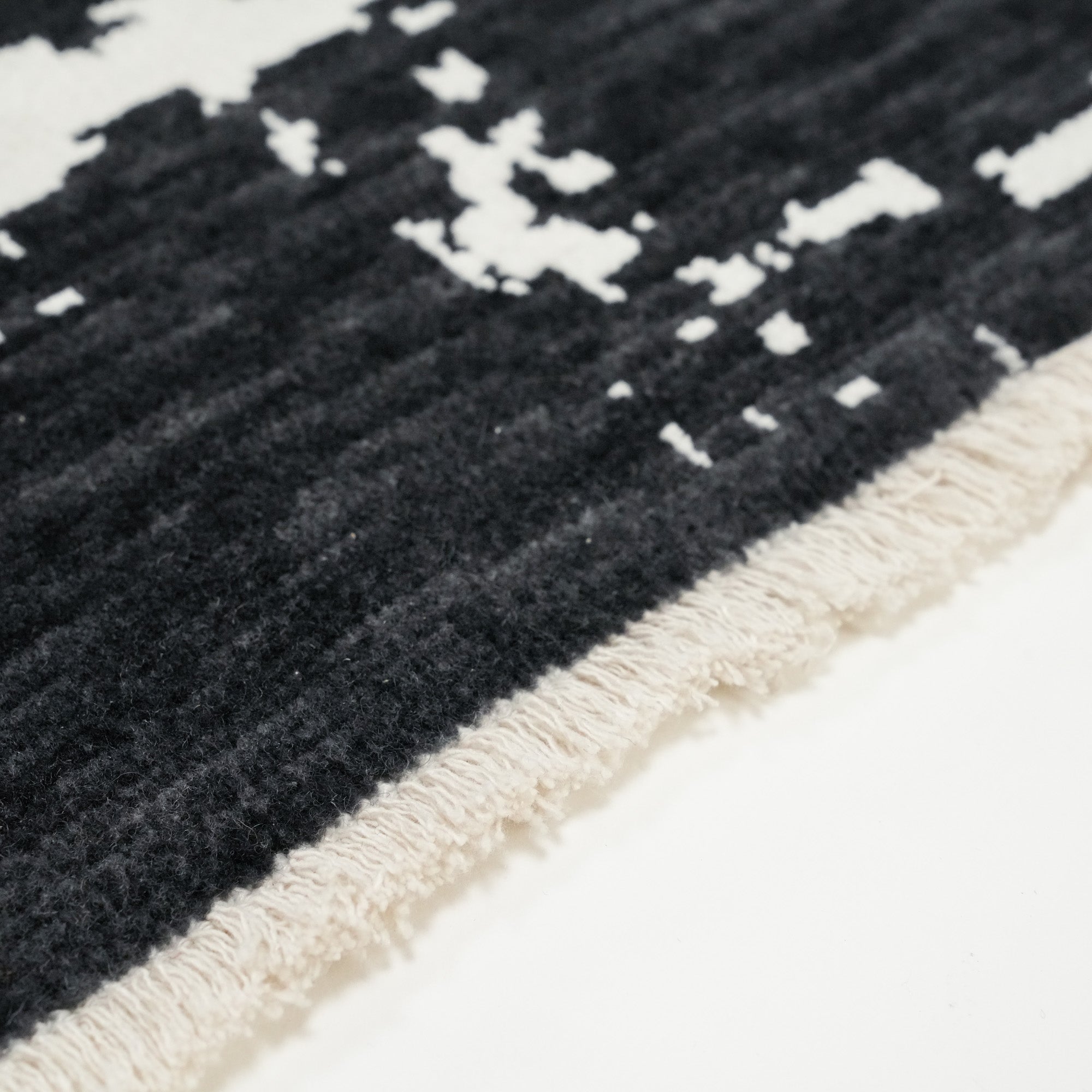 Tempus Serisi Geometrik Desenli Siyah Yün-Pamuk Tezgah Dokuma Halı