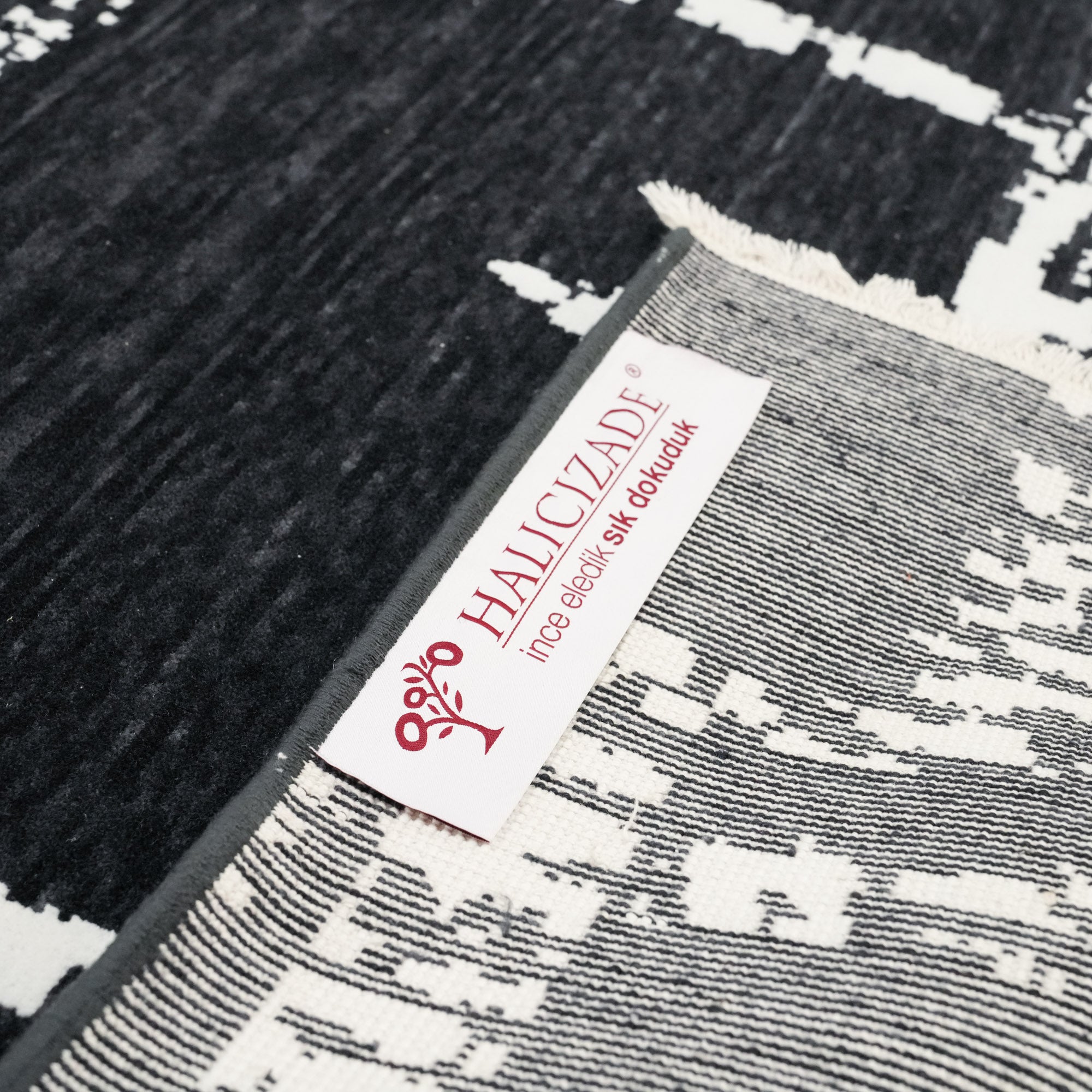 Tempus Serisi Geometrik Desenli Siyah Yün-Pamuk Tezgah Dokuma Halı