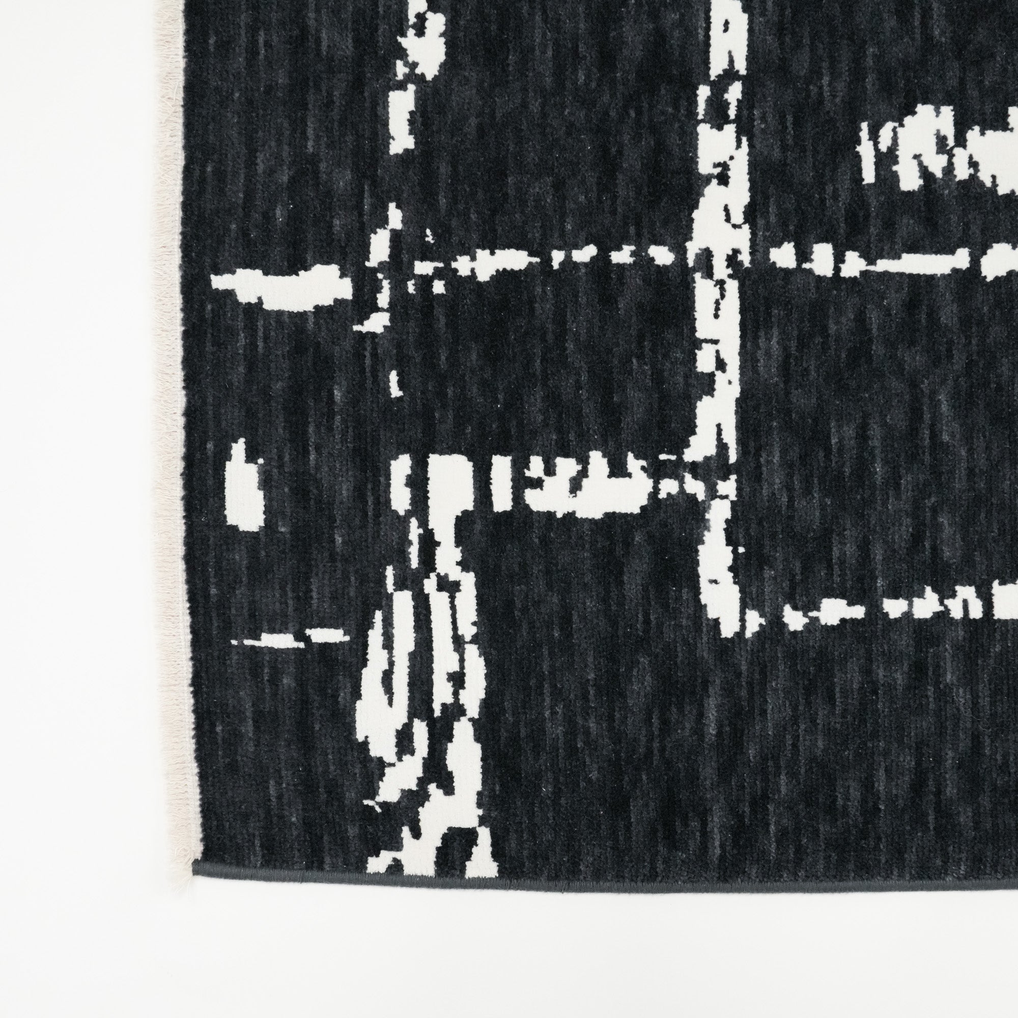 Tempus Serisi Geometrik Desenli Siyah Yün-Pamuk Tezgah Dokuma Halı