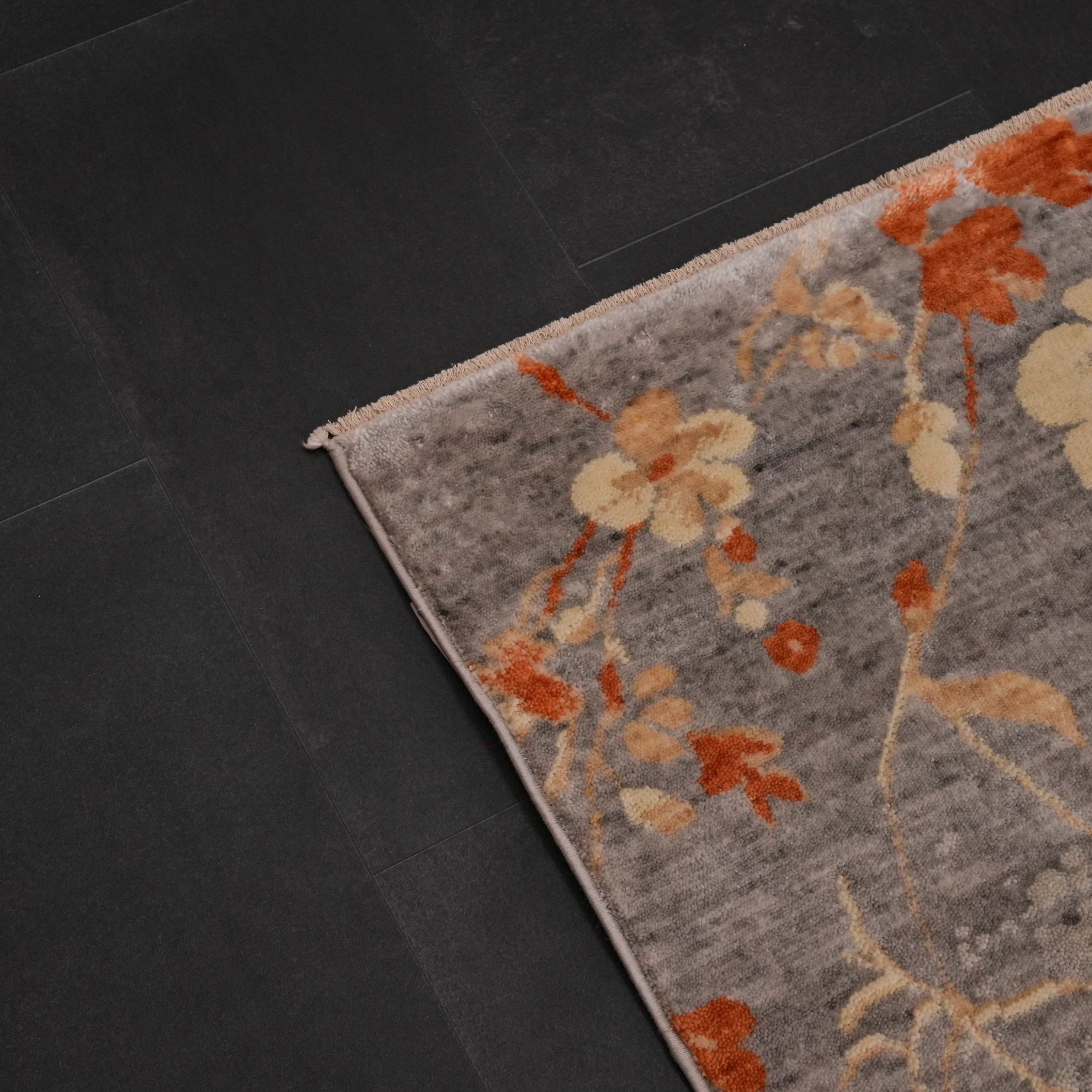 Günyolu Serisi Çiçek Desenli Gri Tezgah Dokuma Doğal Halı