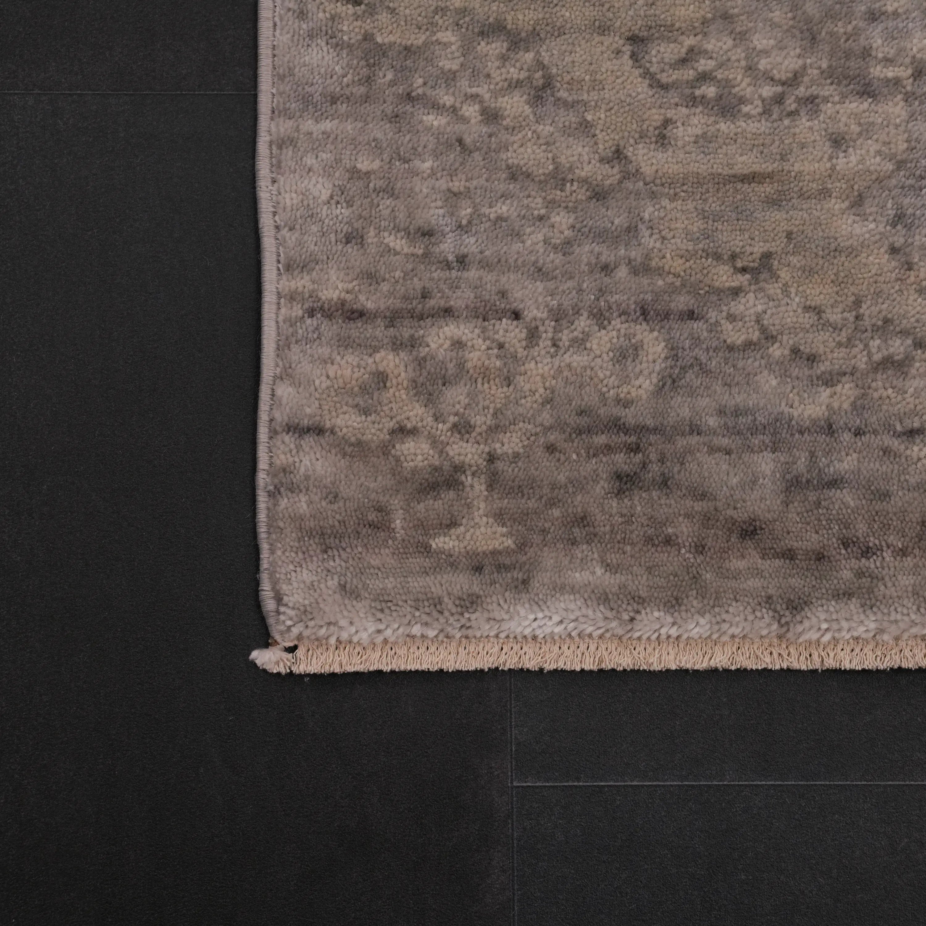 Günyolu Serisi Çiçek Desenli Gri Tezgah Dokuma Doğal Halı