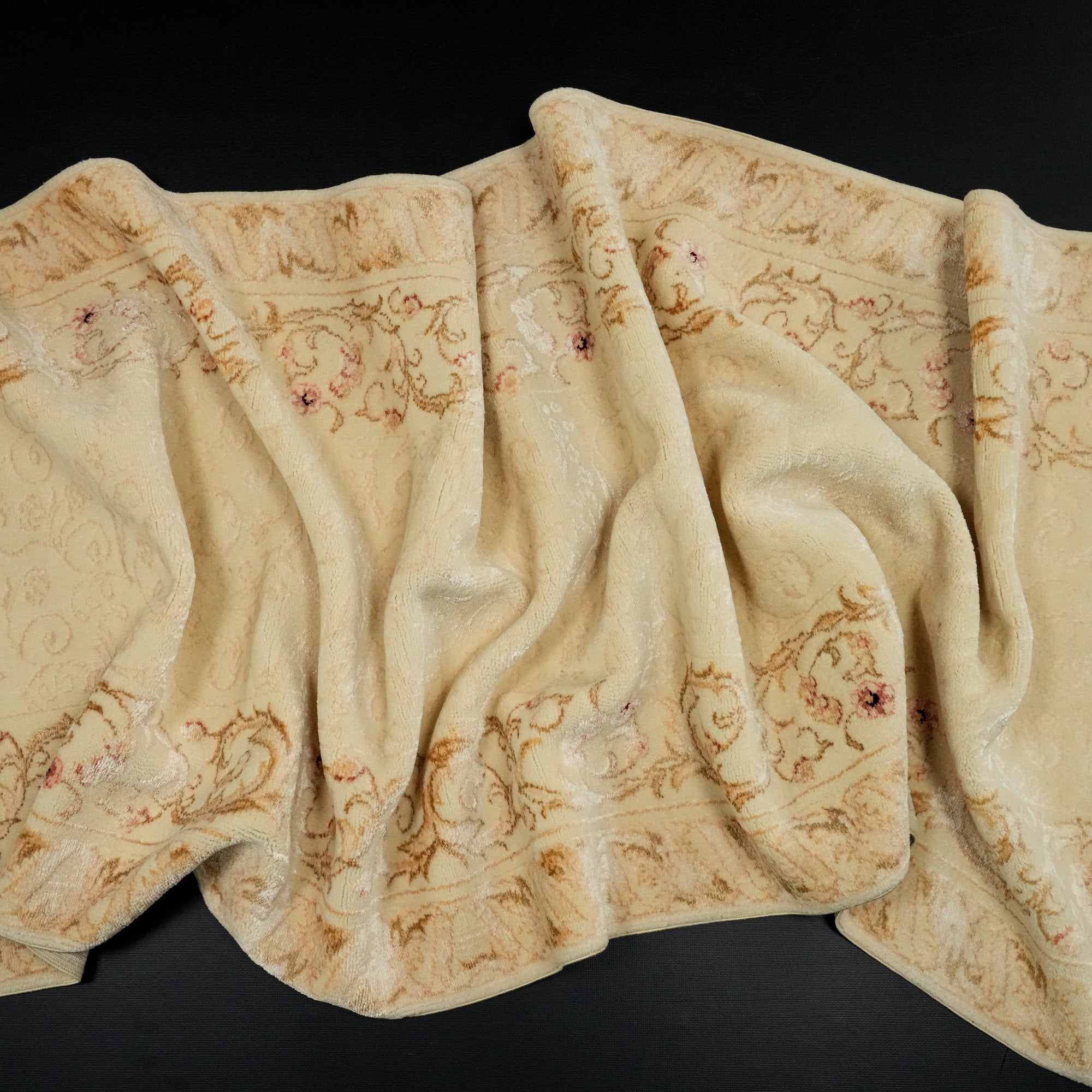 Hanzâde Serisi El Dokuma Çiçek Desenli Krem İpekli Halı