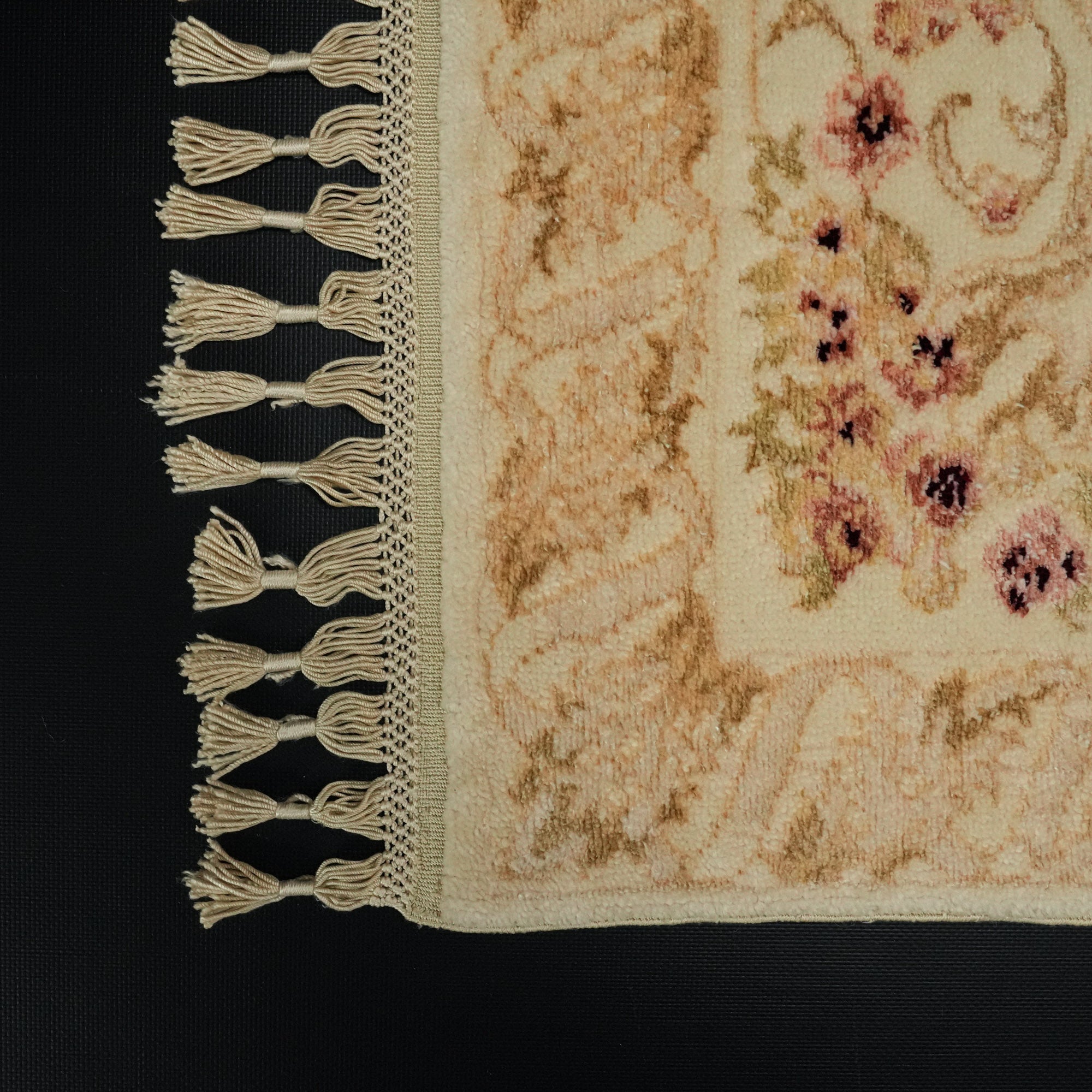 Hanzâde Serisi El Dokuma Çiçek Desenli Krem İpekli Halı