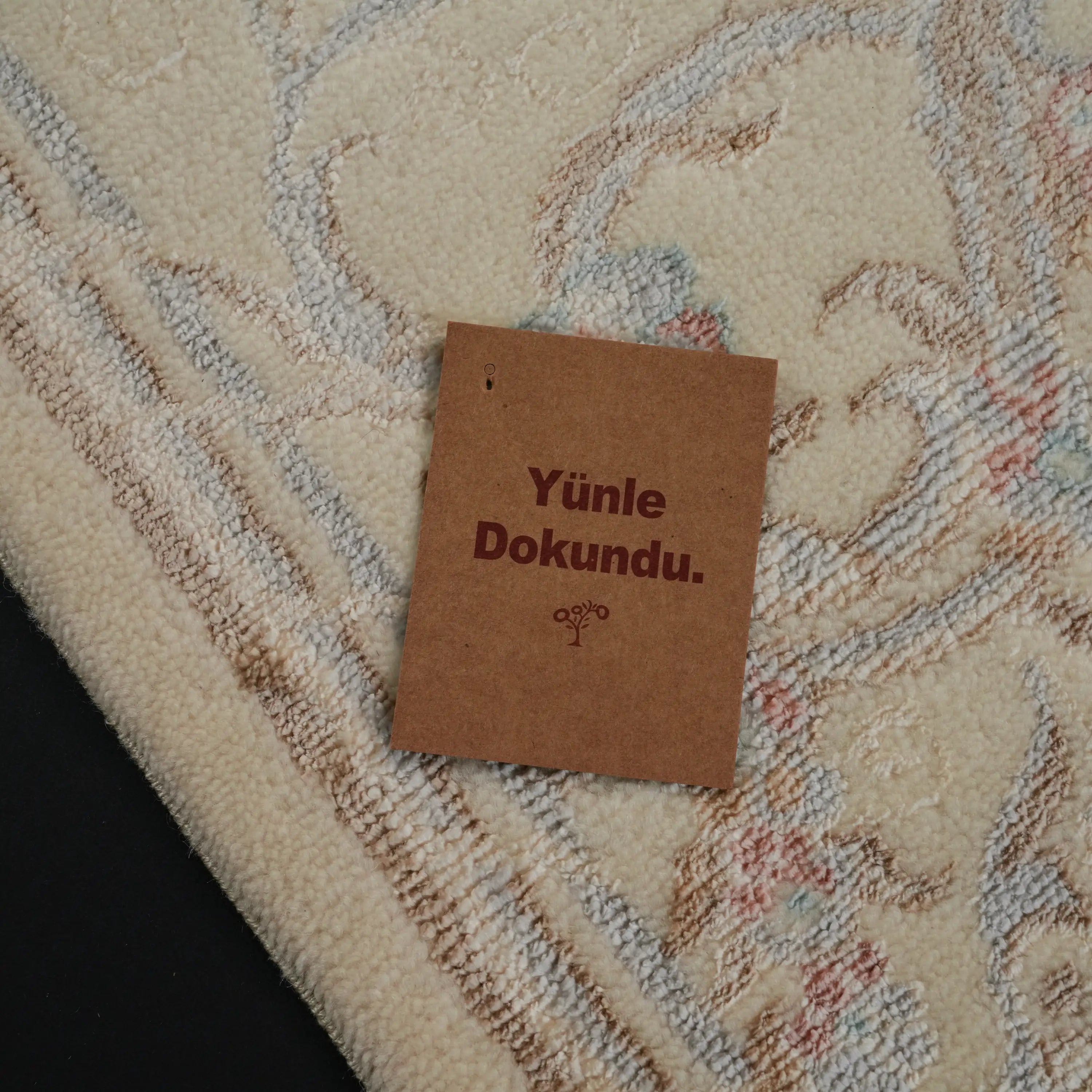 Hanzâde Series Handwoven Flower Pattern Cream Wool Rug