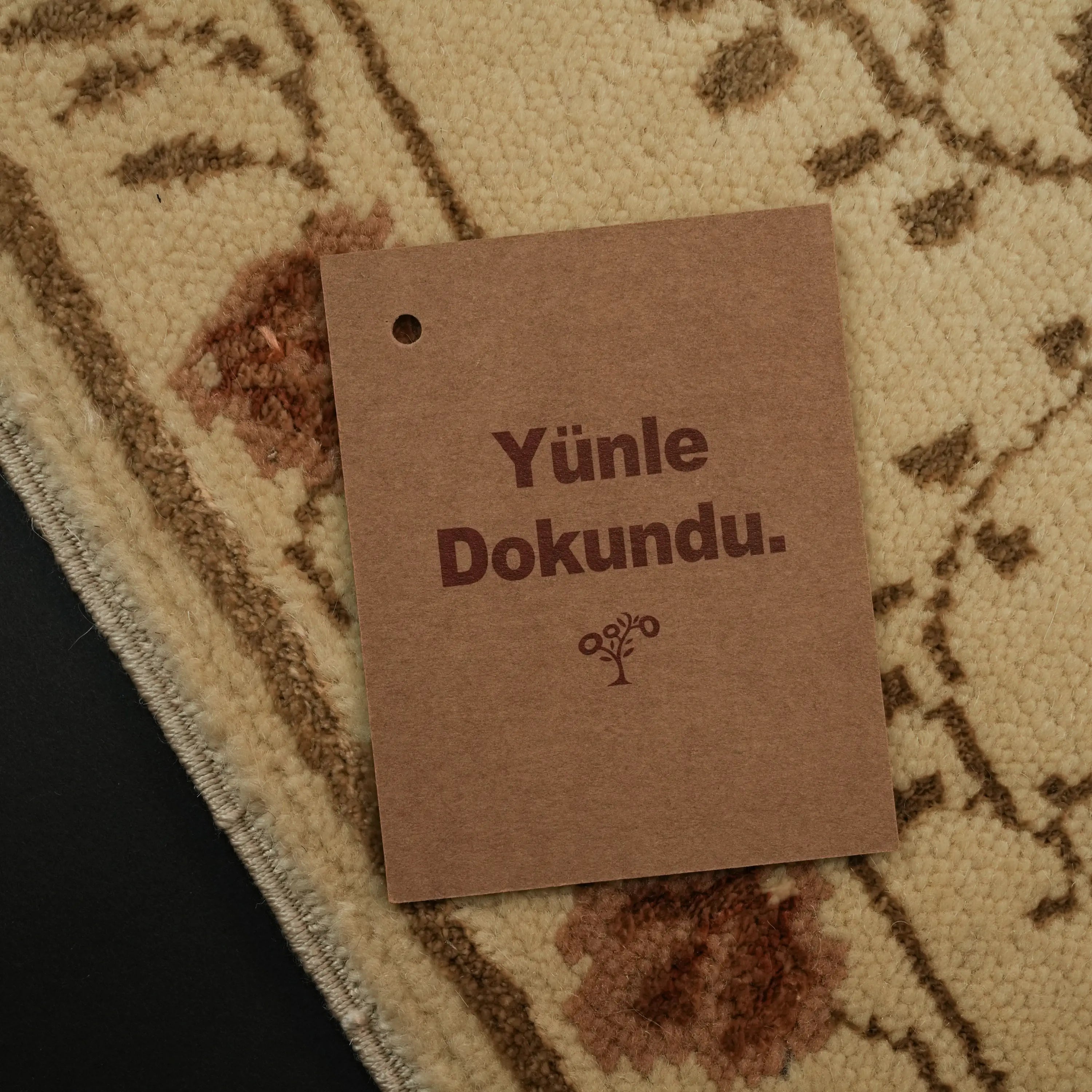 Harem Serisi El Dokuma Bej Uşak Desenli İpekli Halı