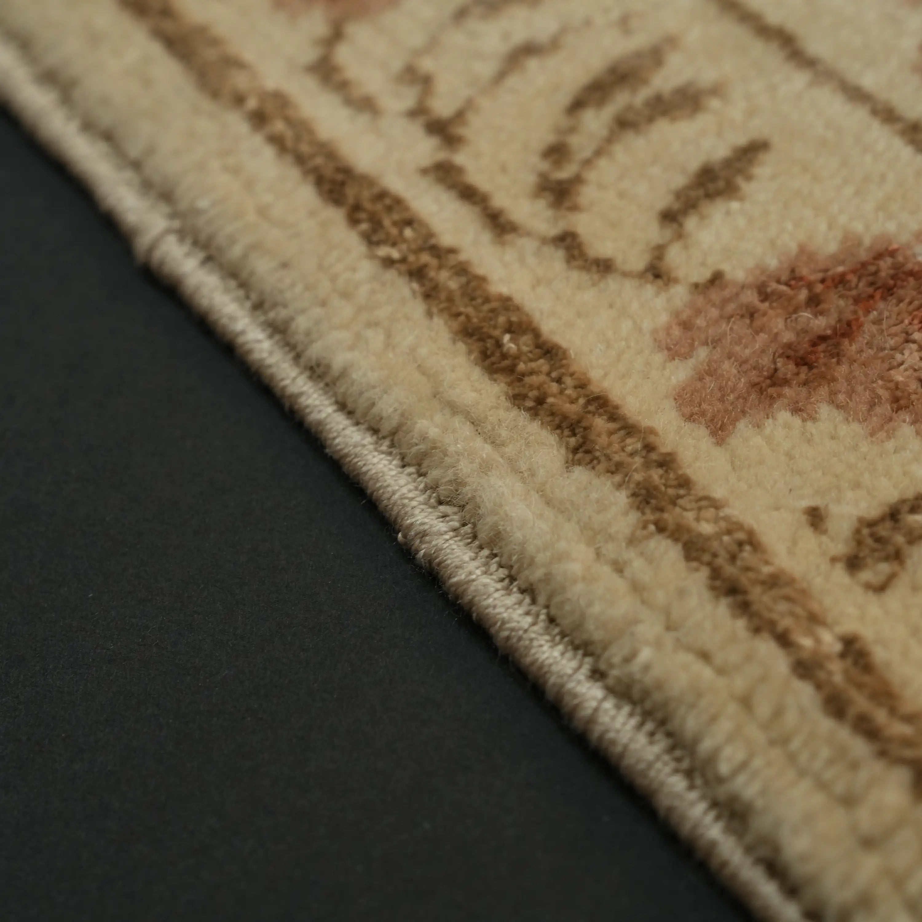 Harem Serisi El Dokuma Bej Uşak Desenli İpekli Halı