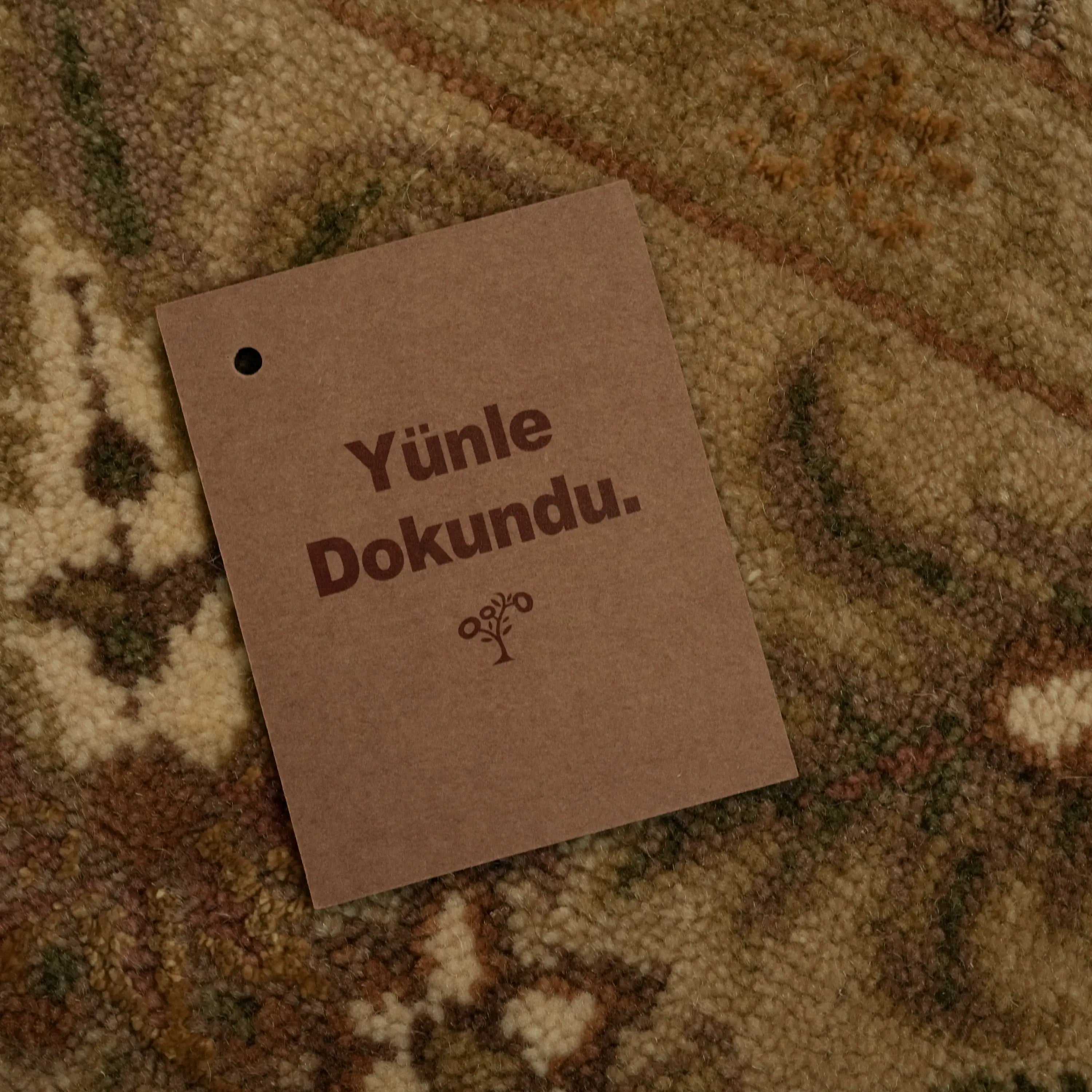 Harem Serisi El Dokuma Uşak Desenli Bej İpekli Halı