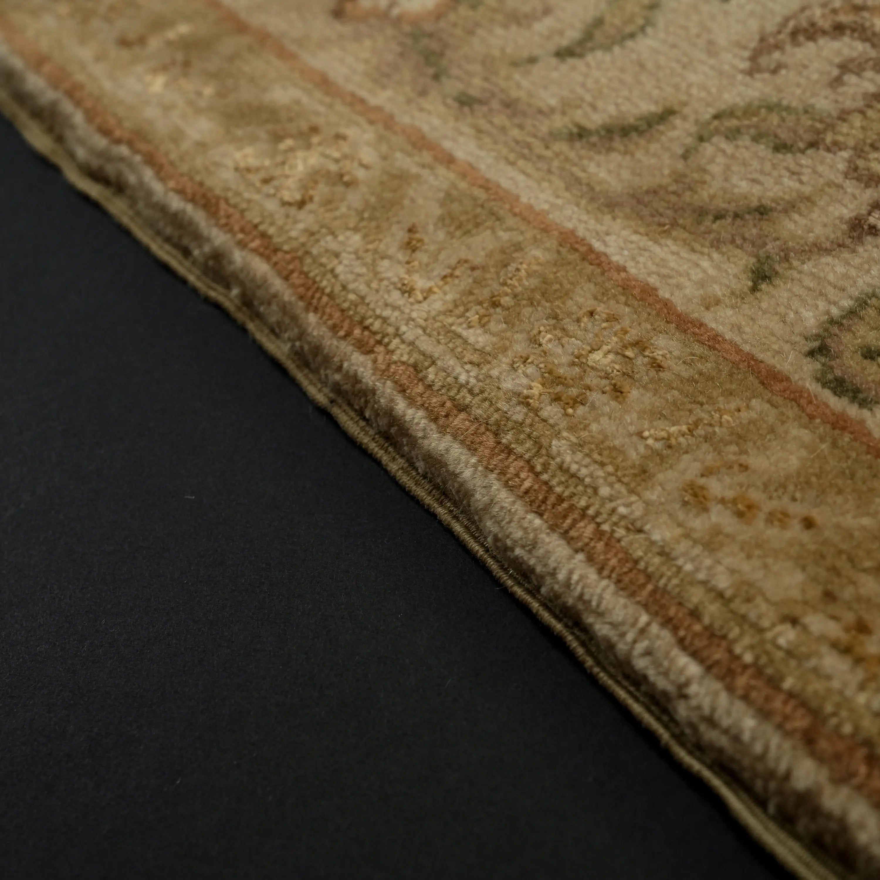 Harem Serisi El Dokuma Uşak Desenli Bej İpekli Halı