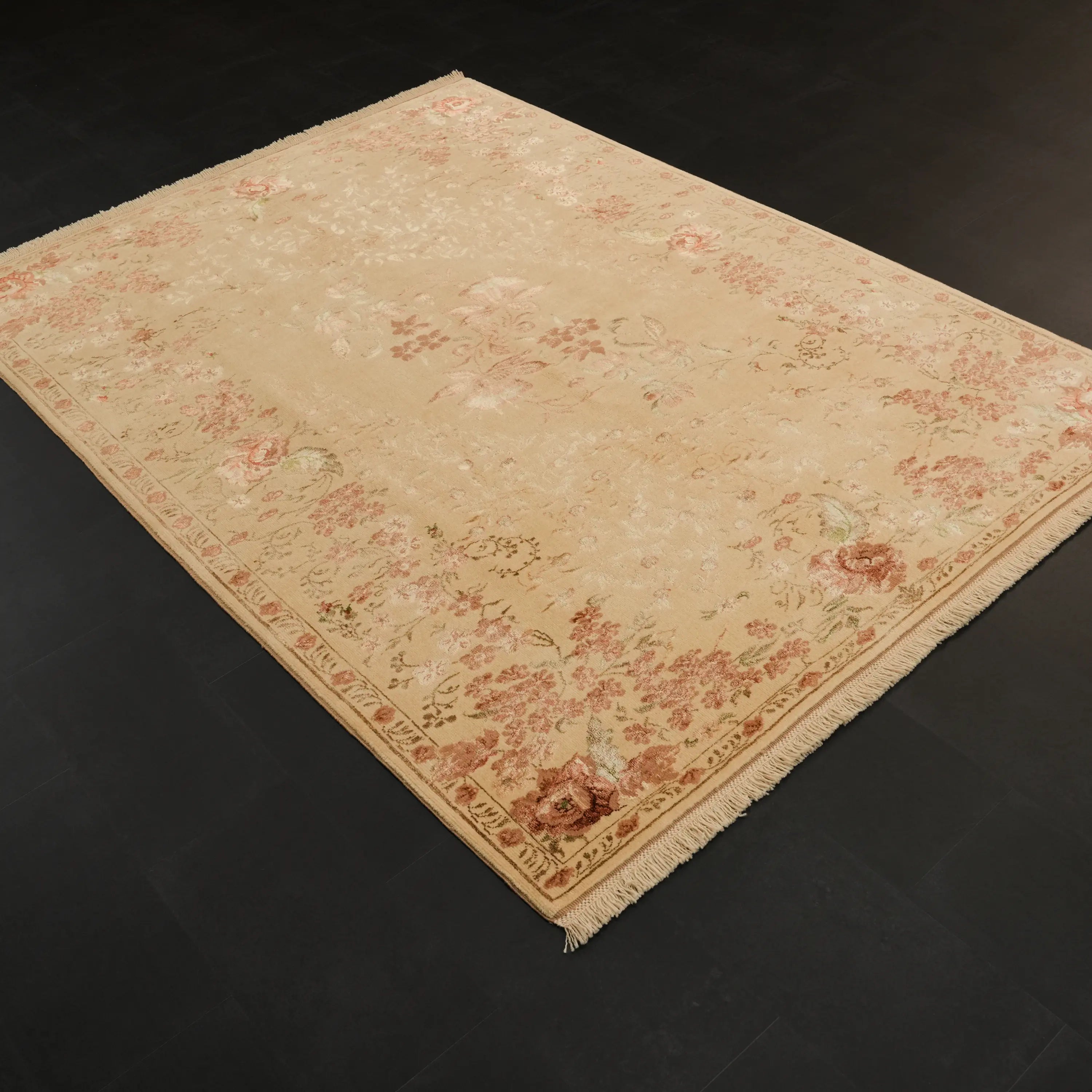 Harem Serisi El Dokuma Uşak Desenli İpekli Bej Halı