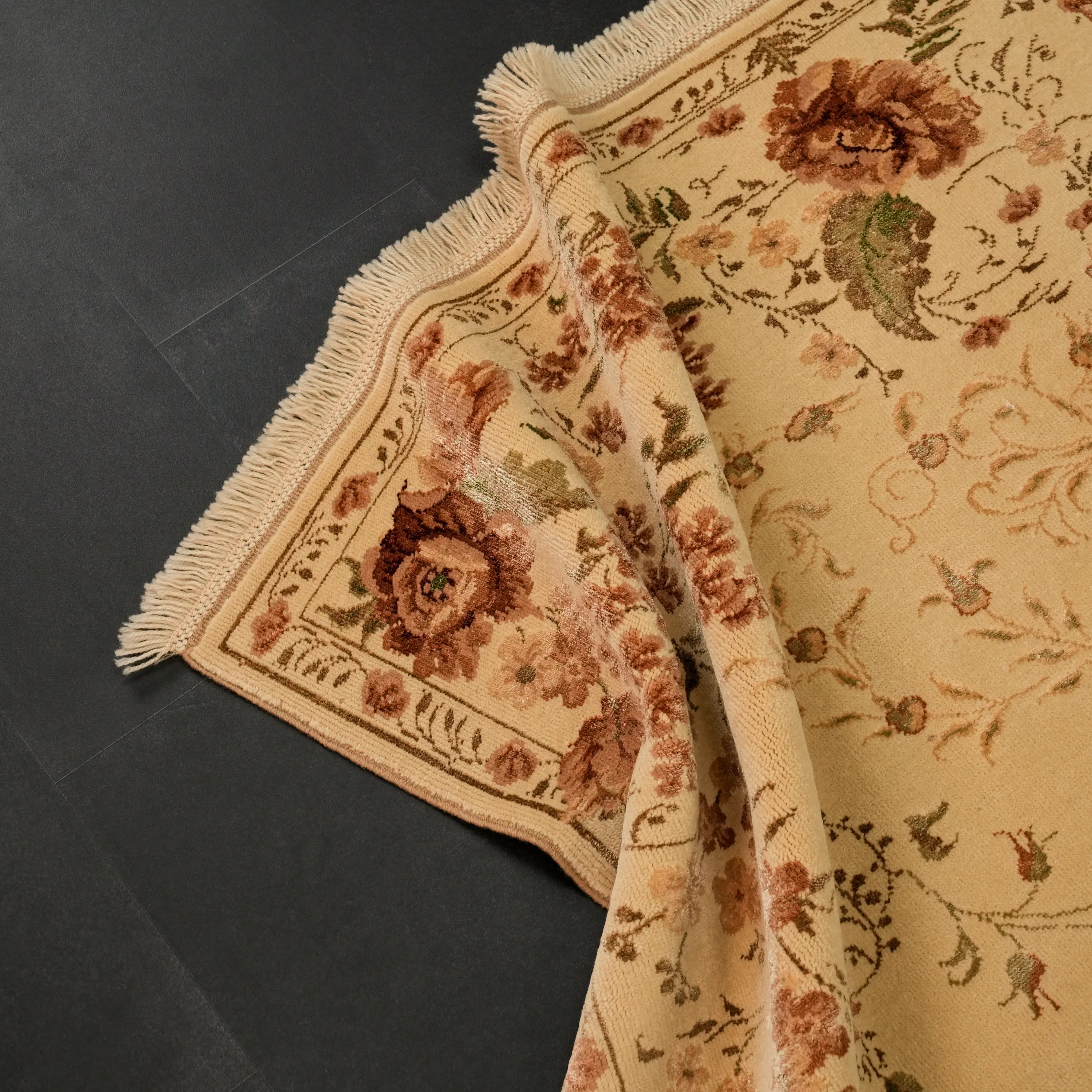 Harem Serisi El Dokuma Uşak Desenli İpekli Bej Halı