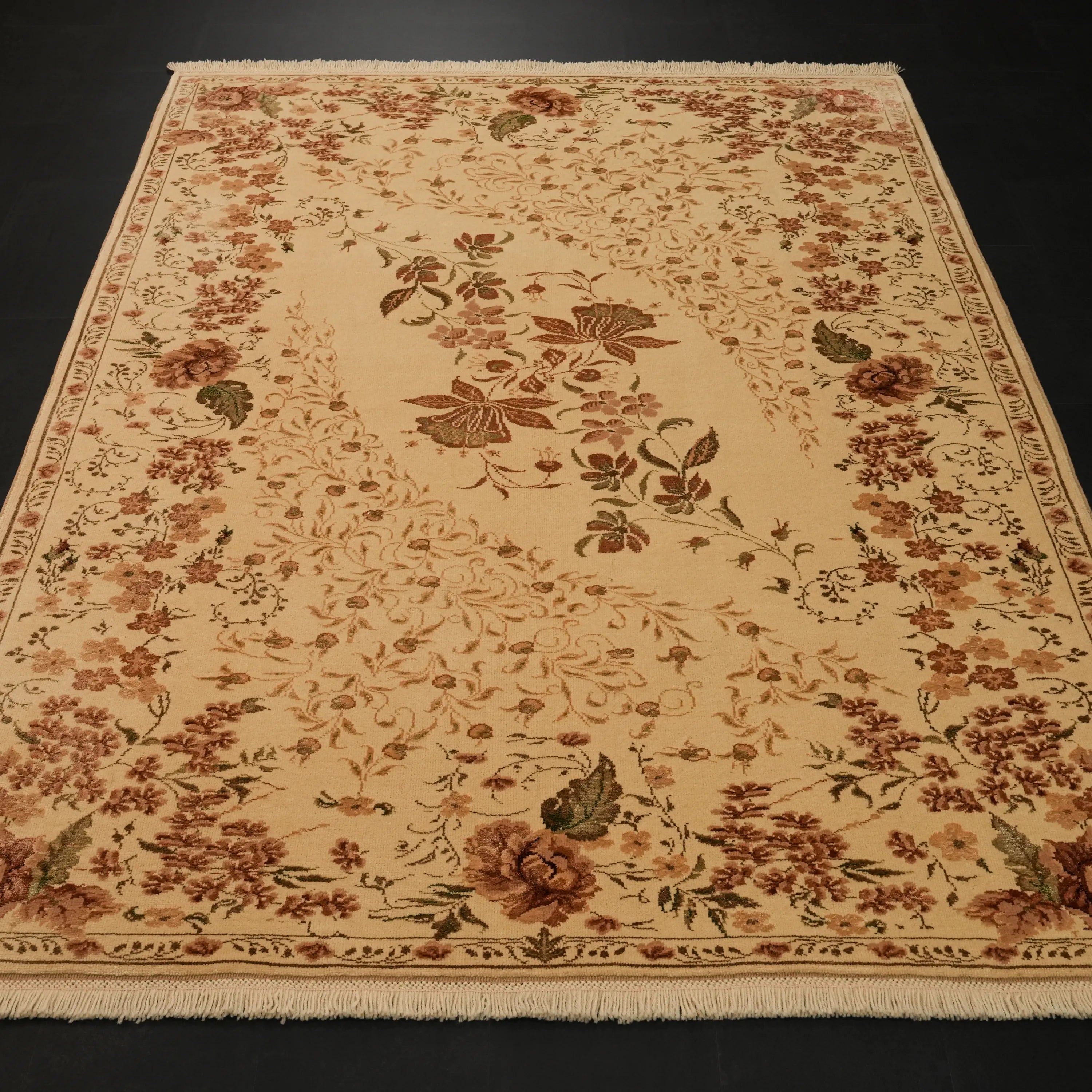 Harem Serisi El Dokuma Uşak Desenli İpekli Bej Halı