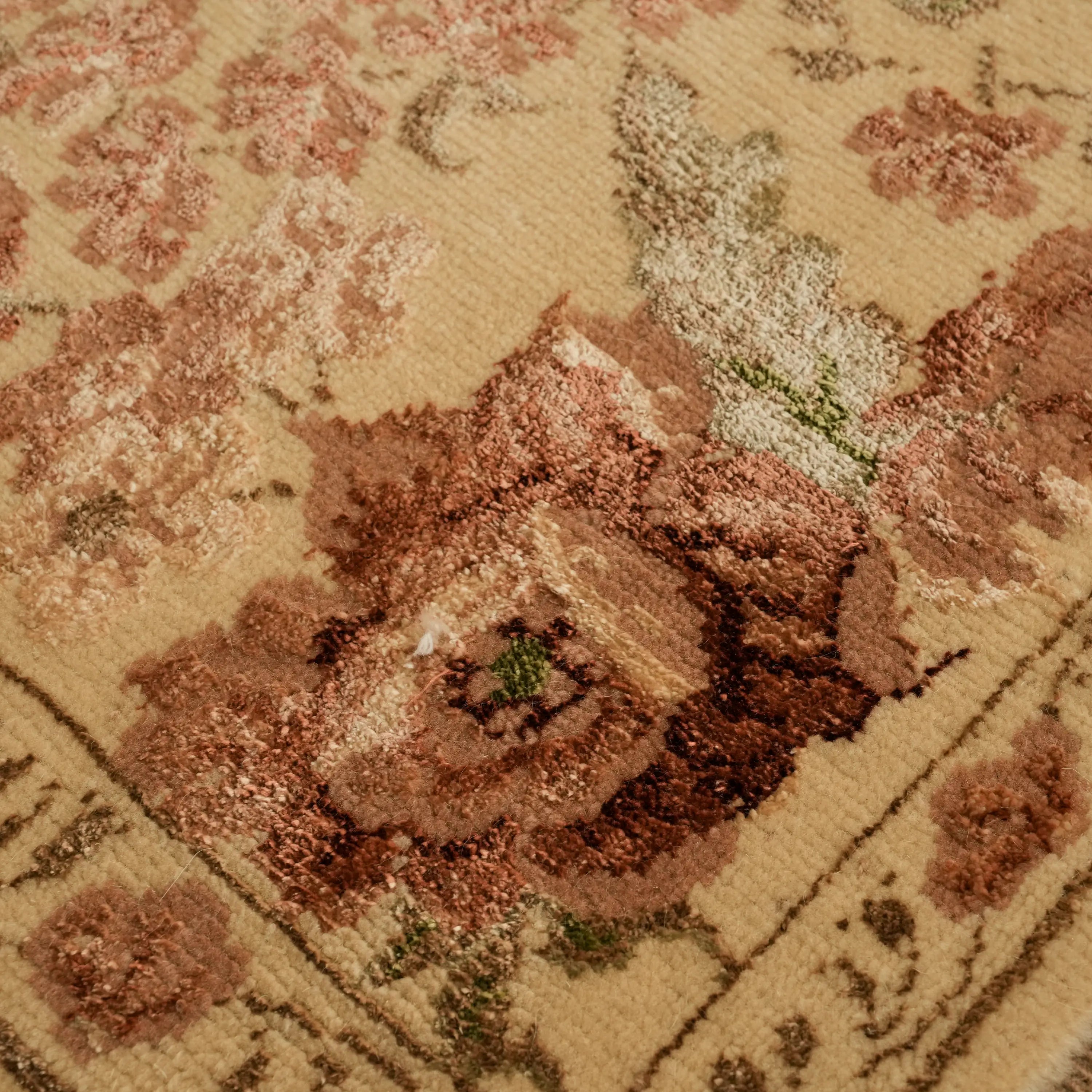 Harem Serisi El Dokuma Uşak Desenli İpekli Bej Halı