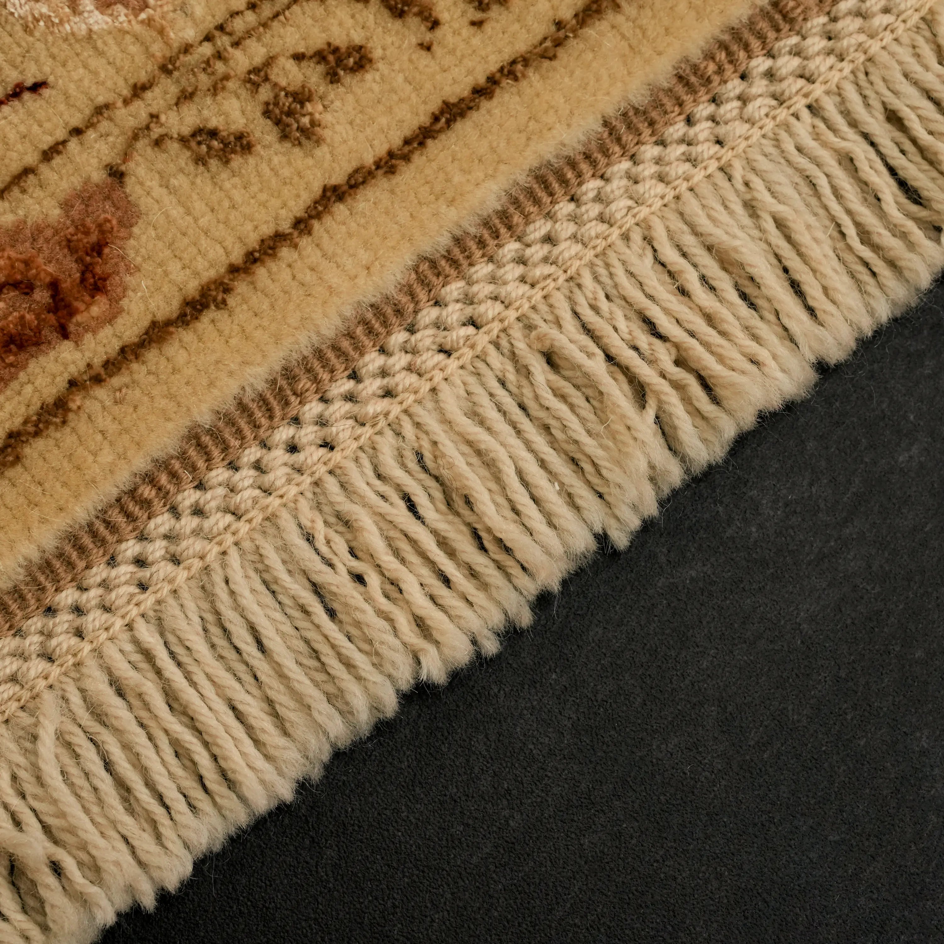 Harem Serisi El Dokuma Uşak Desenli İpekli Bej Halı