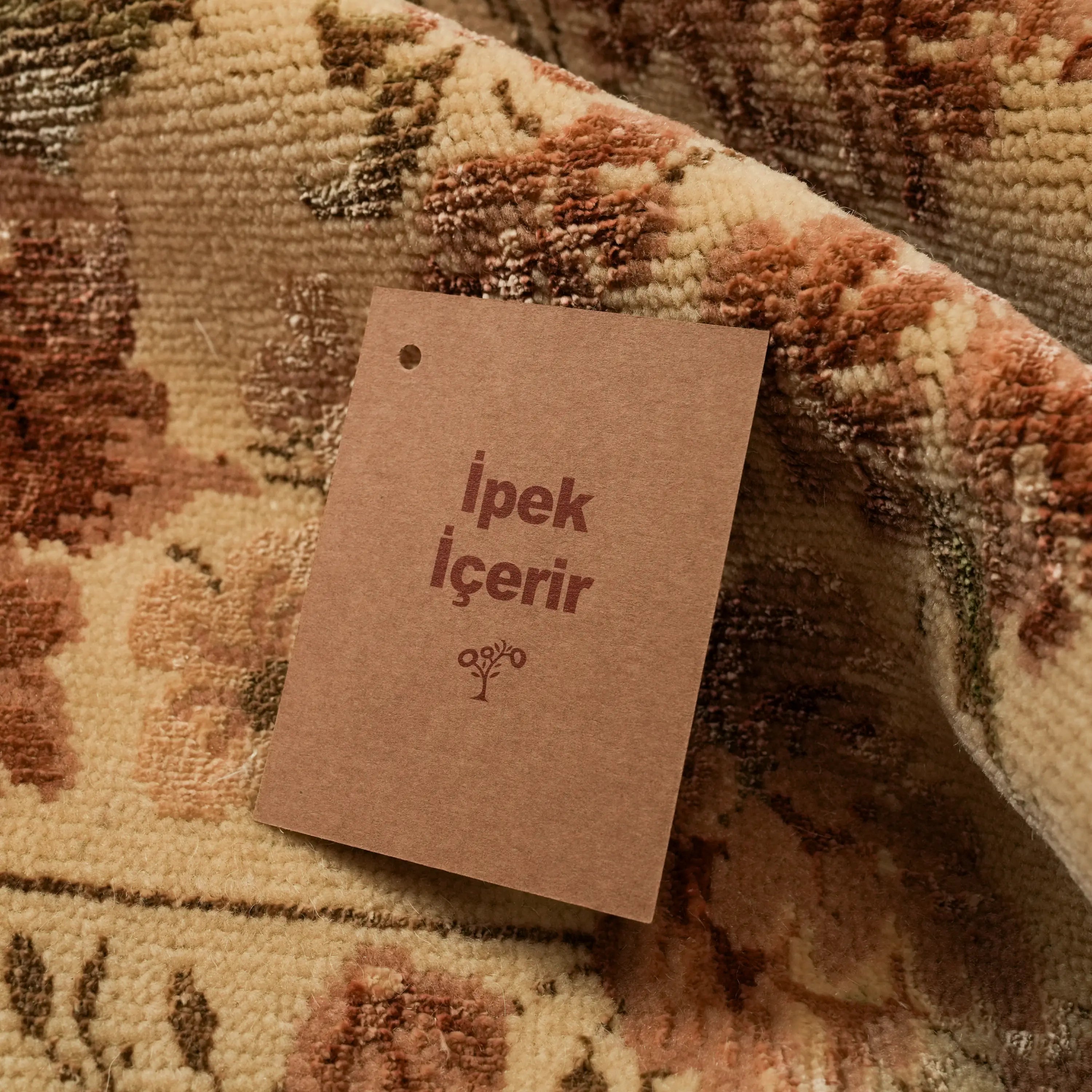 Harem Serisi El Dokuma Uşak Desenli İpekli Bej Halı