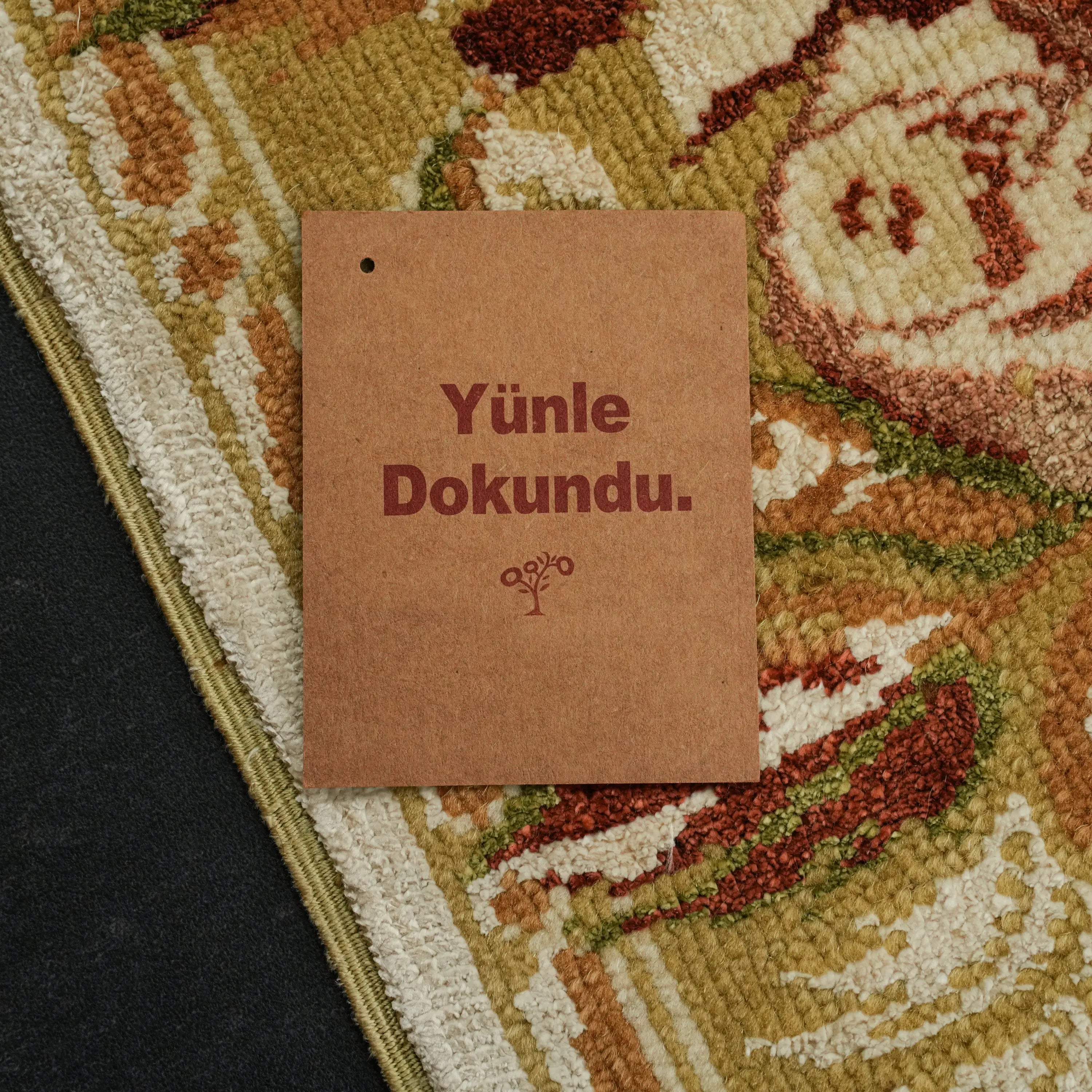 Harem Serisi El Dokuma Uşak Desenli Krem İpekli Halı