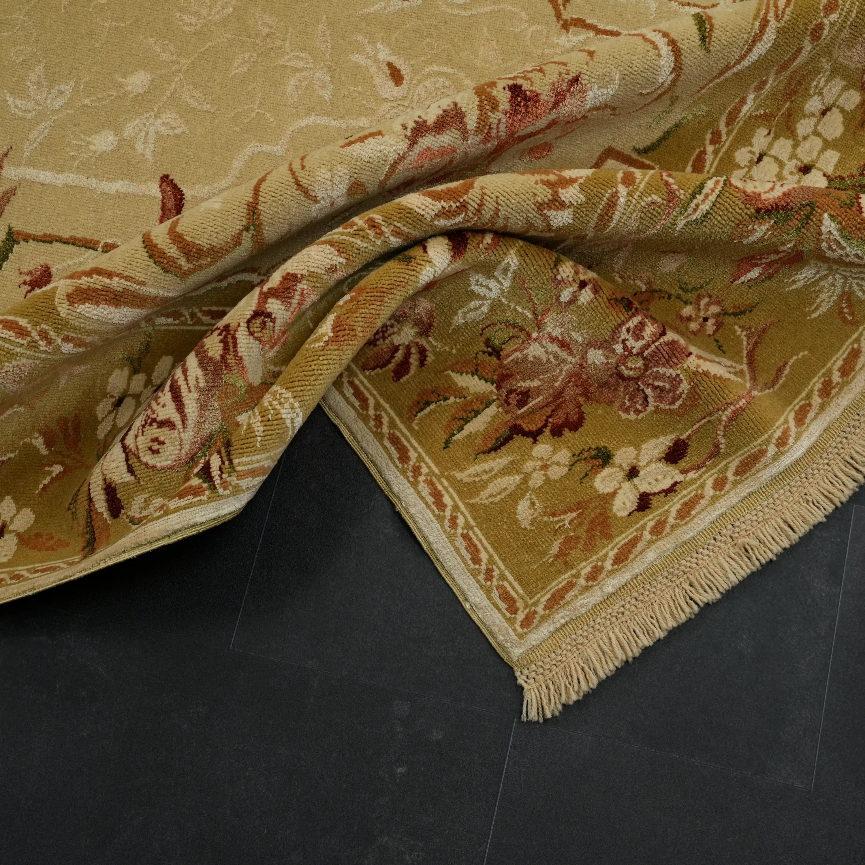 Harem Serisi El Dokuma Uşak Desenli Krem İpekli Halı