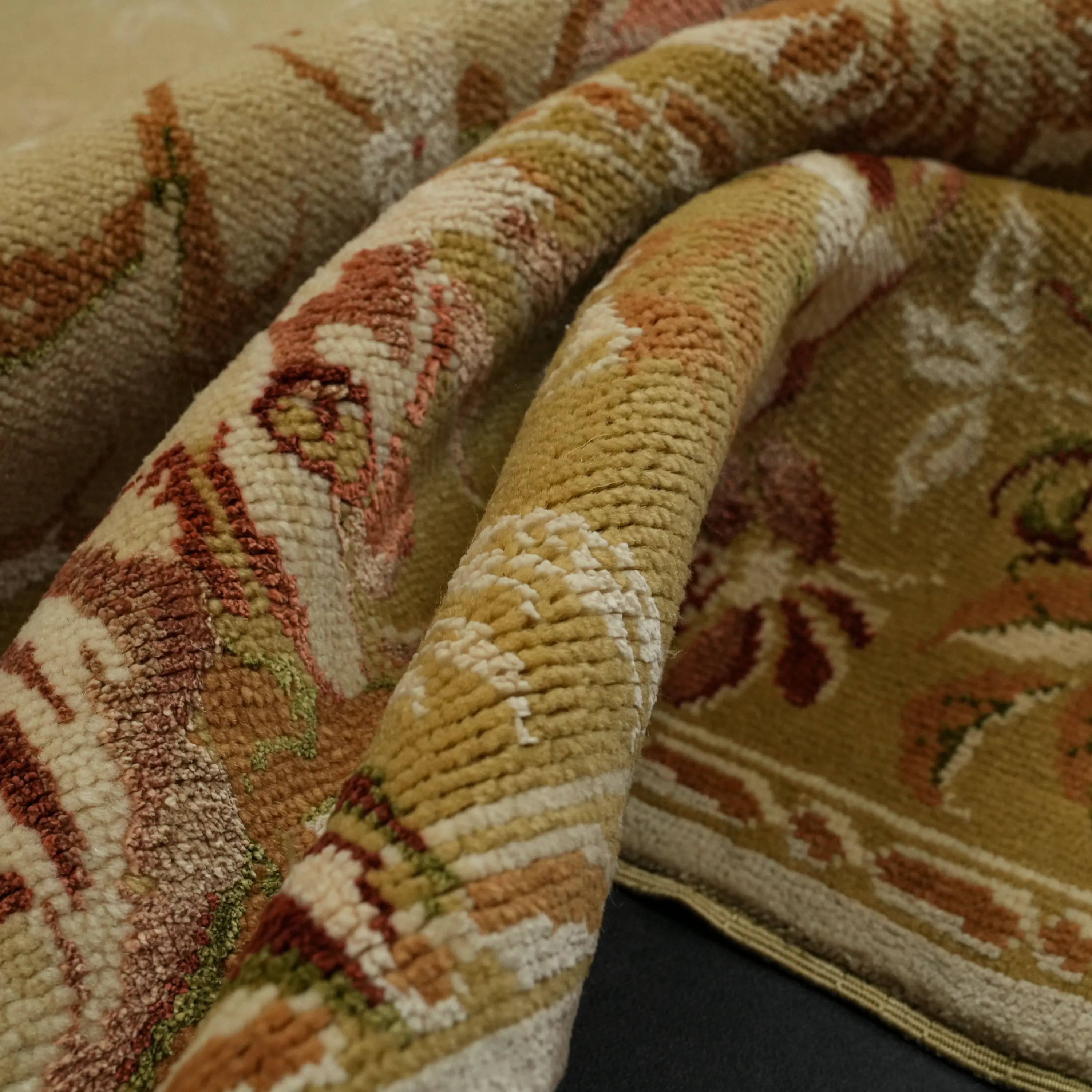 Harem Serisi El Dokuma Uşak Desenli Krem İpekli Halı