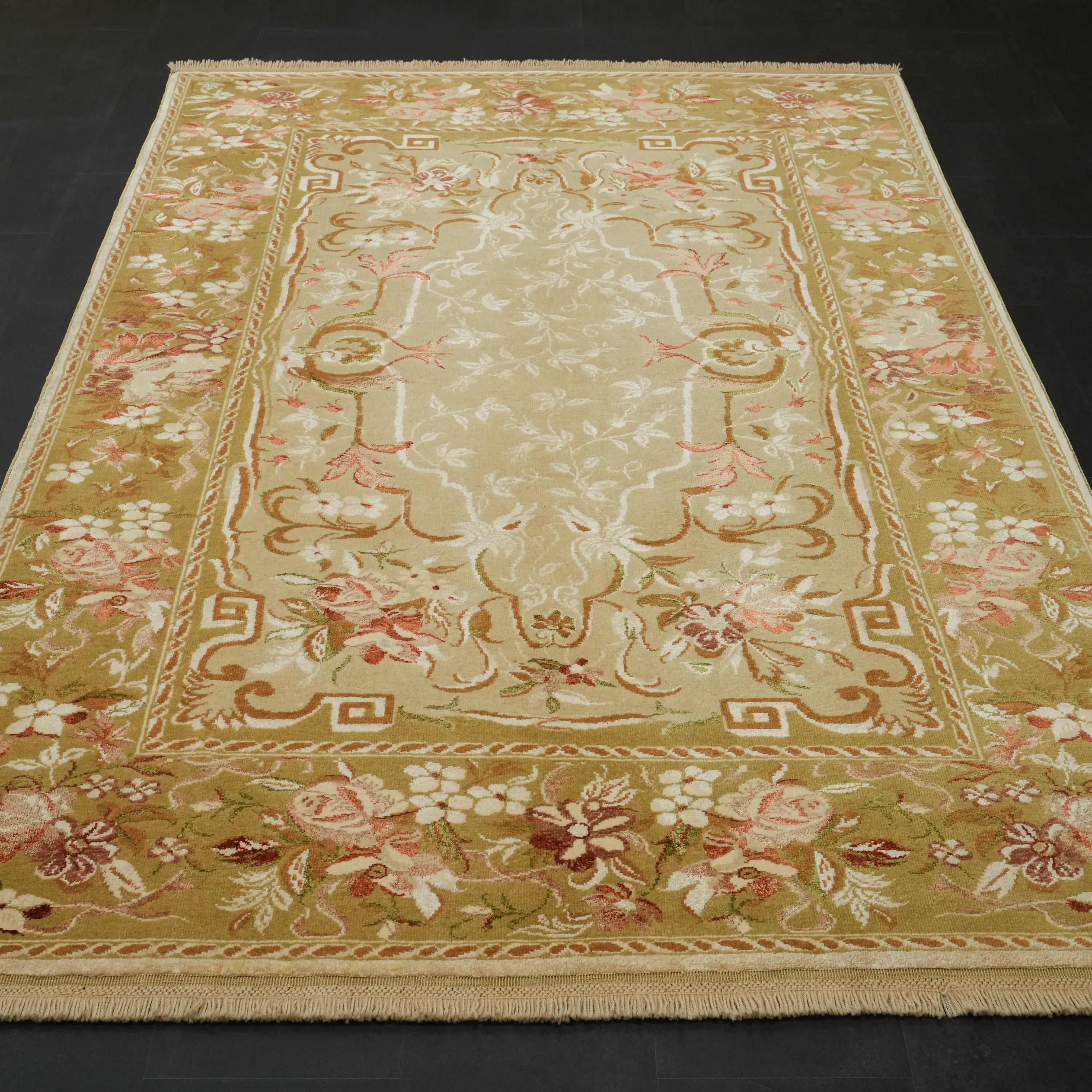 Harem Serisi El Dokuma Uşak Desenli Krem İpekli Halı