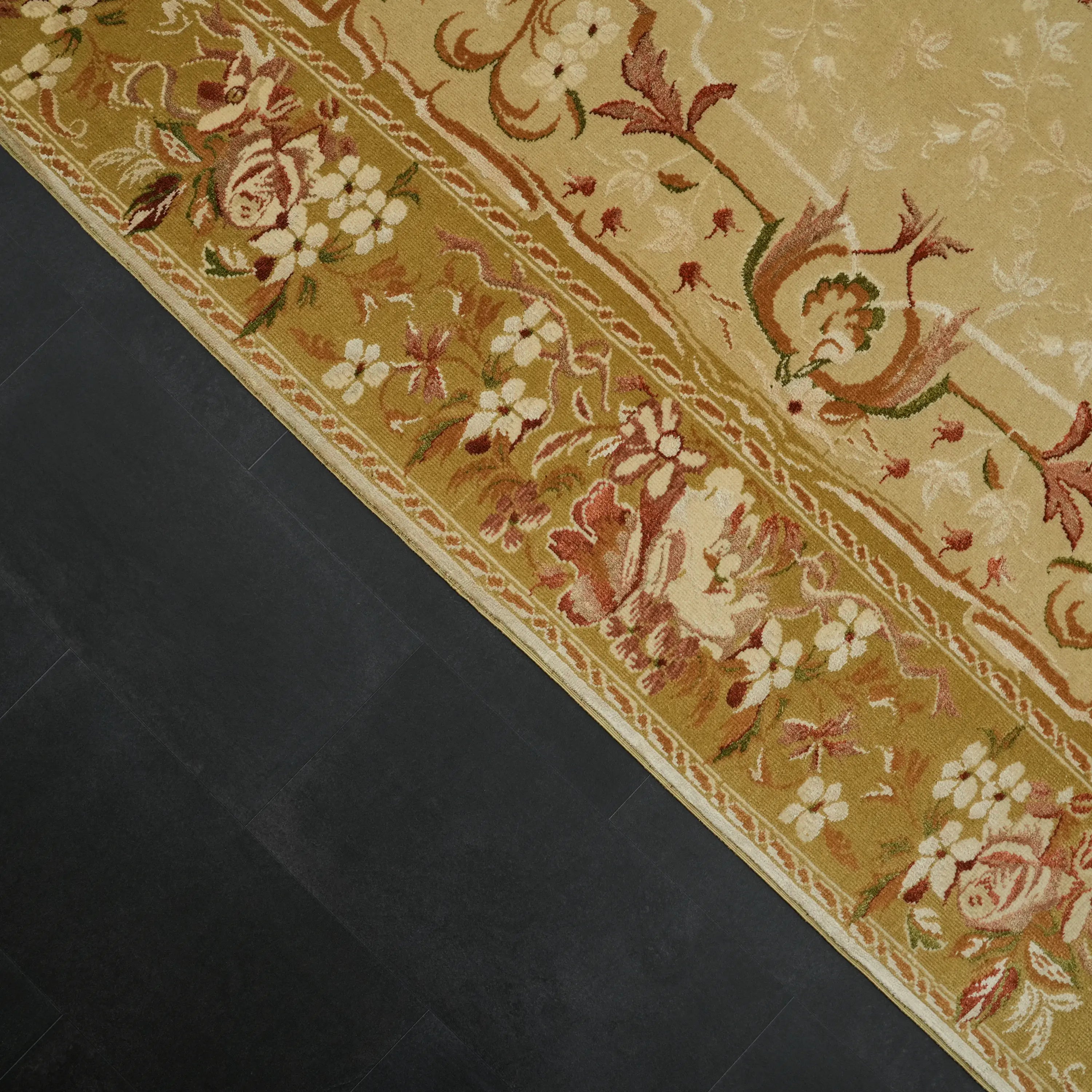 Harem Serisi El Dokuma Uşak Desenli Krem İpekli Halı