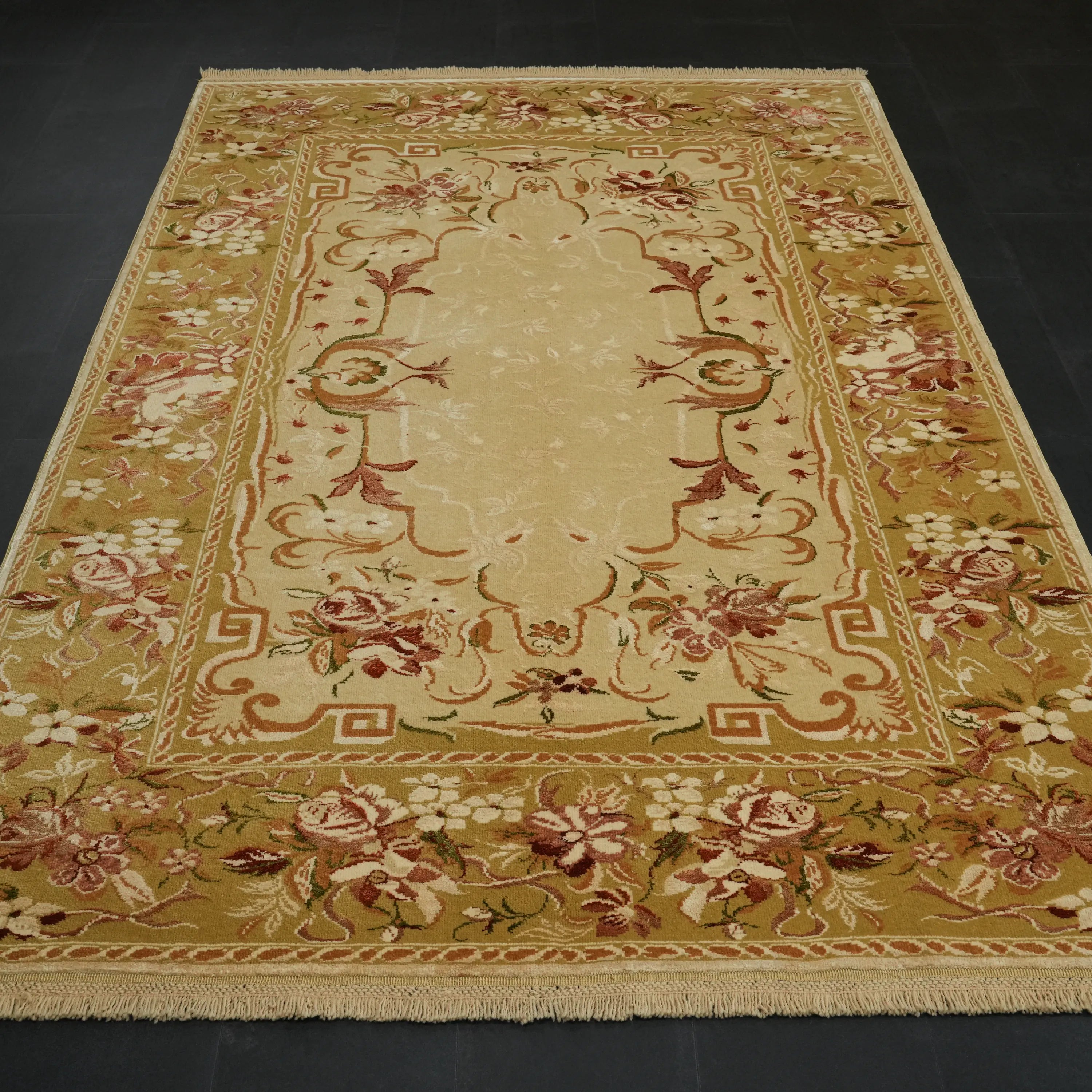 Harem Serisi El Dokuma Uşak Desenli Krem İpekli Halı