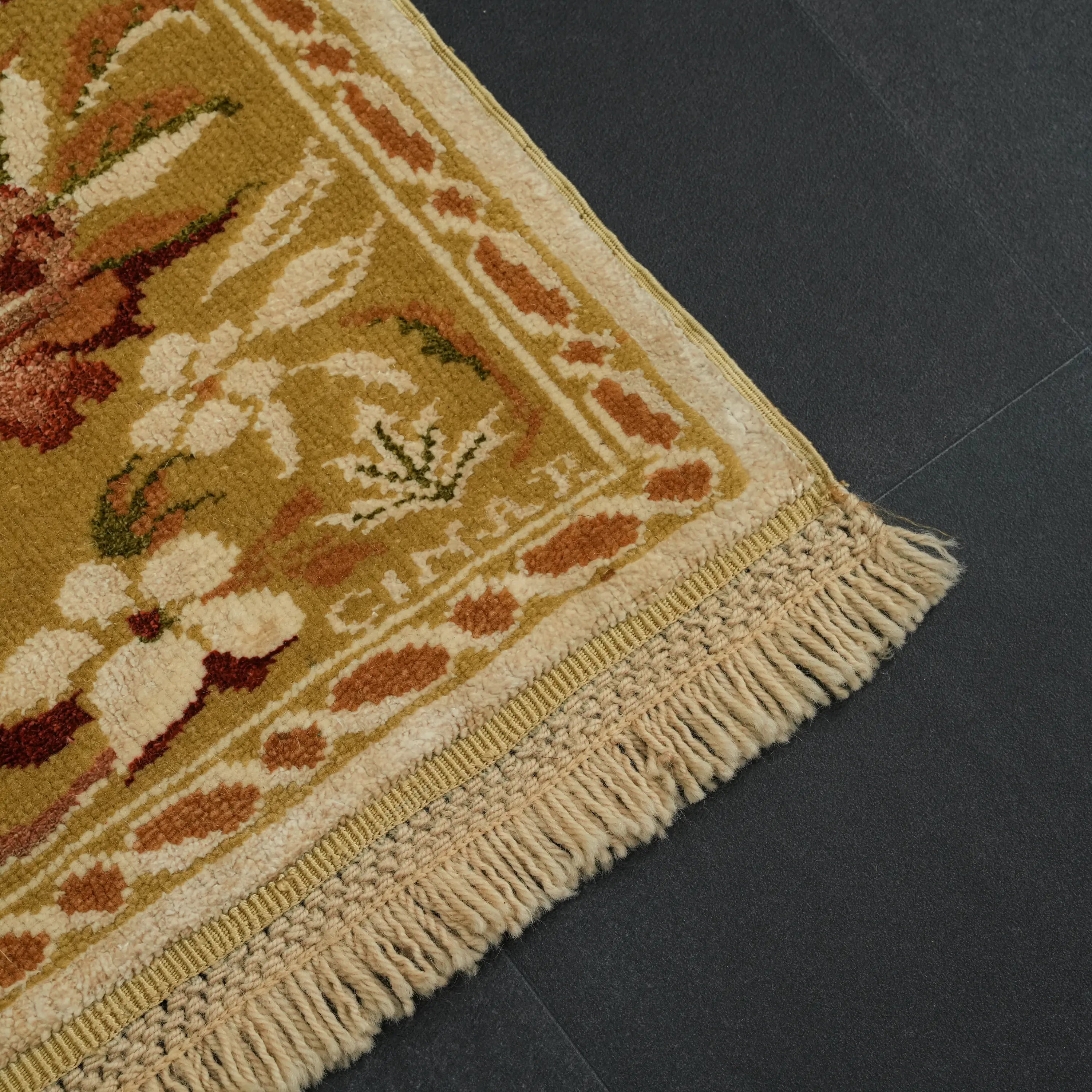 Harem Serisi El Dokuma Uşak Desenli Krem İpekli Halı