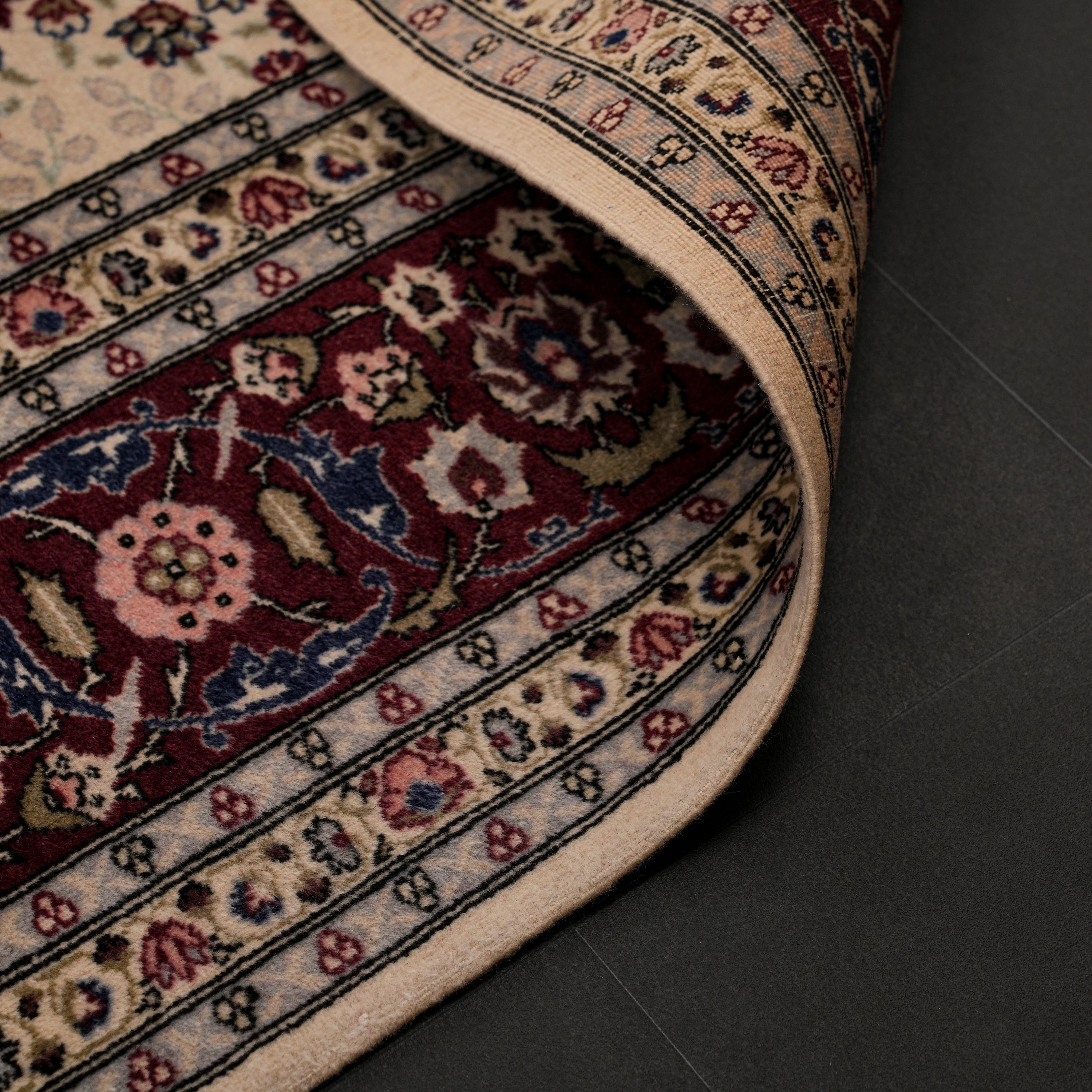 İkinci El Hereke Yedi Dağın Çiçeği Desenli El Dokuma Krem Yün Halı