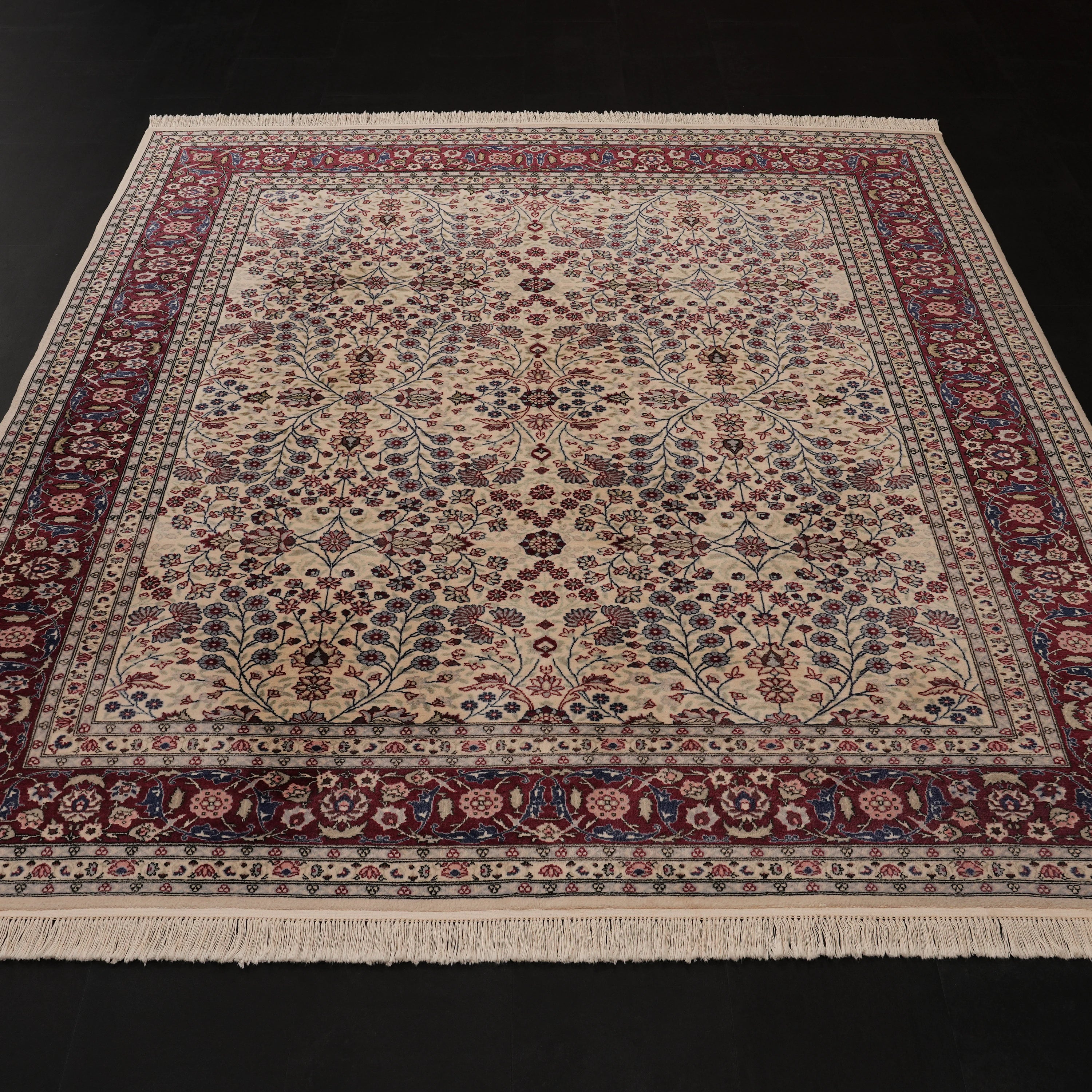 İkinci El Hereke Yedi Dağın Çiçeği Desenli El Dokuma Krem Yün Halı