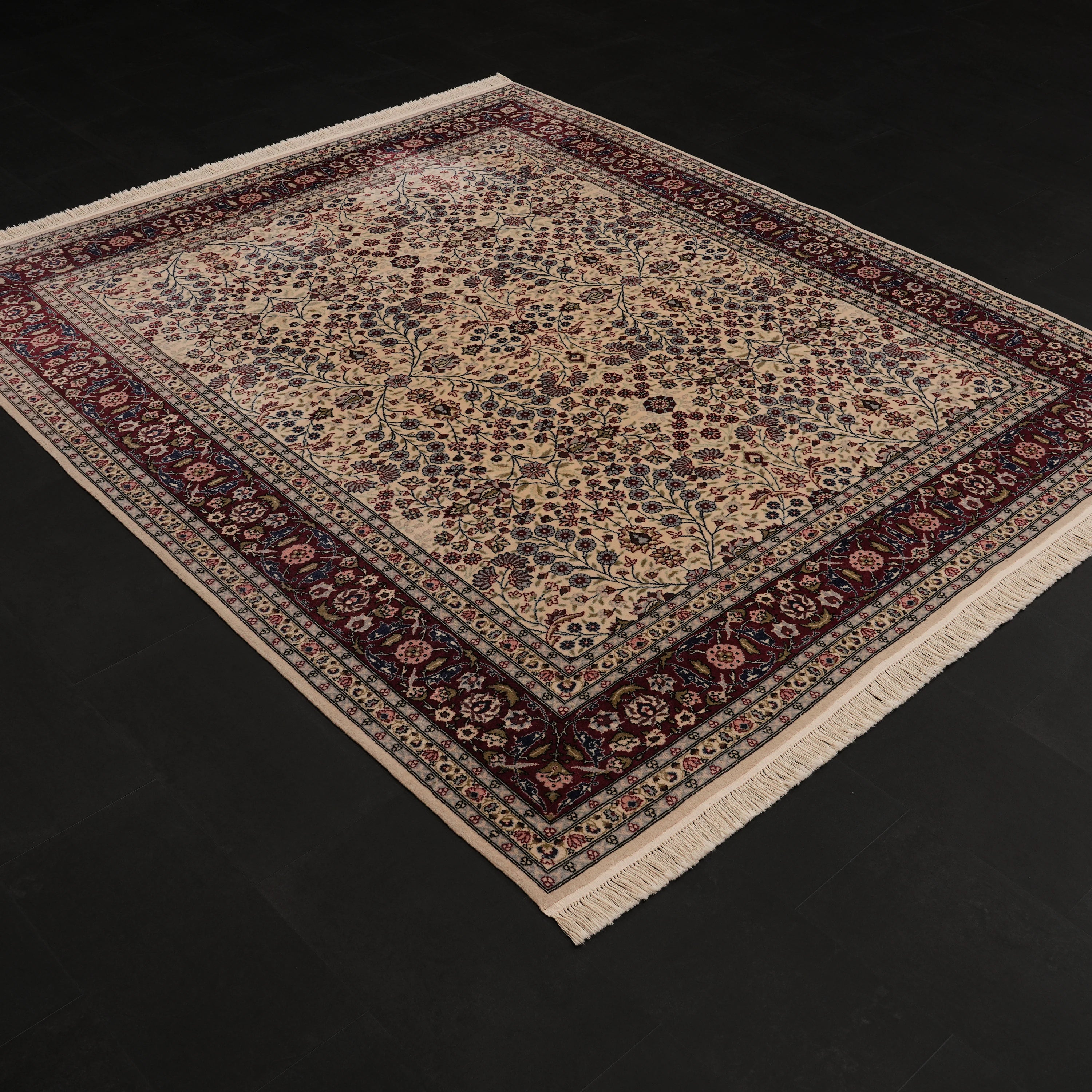 İkinci El Hereke Yedi Dağın Çiçeği Desenli El Dokuma Krem Yün Halı