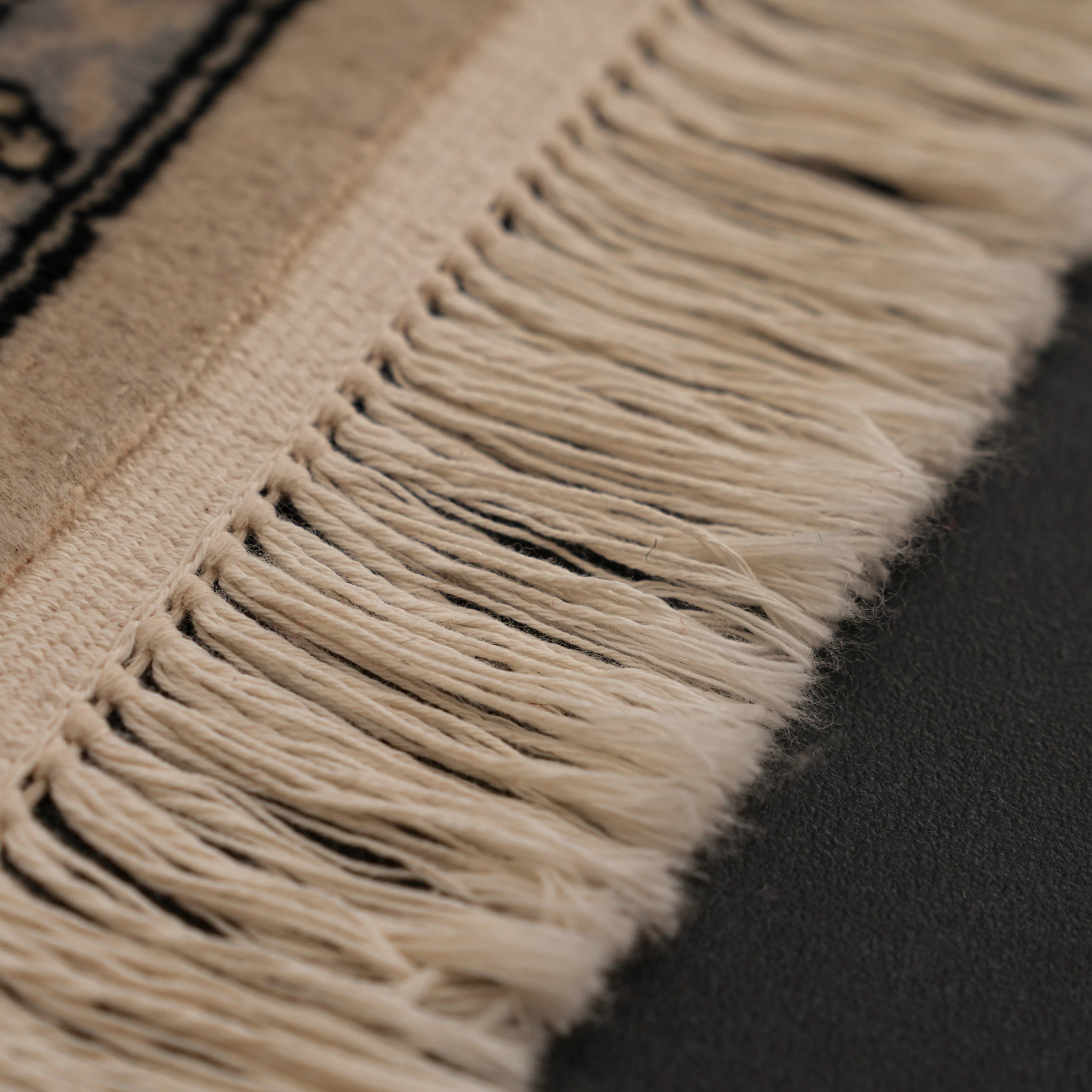 İkinci El Hereke Yedi Dağın Çiçeği Desenli El Dokuma Krem Yün Halı