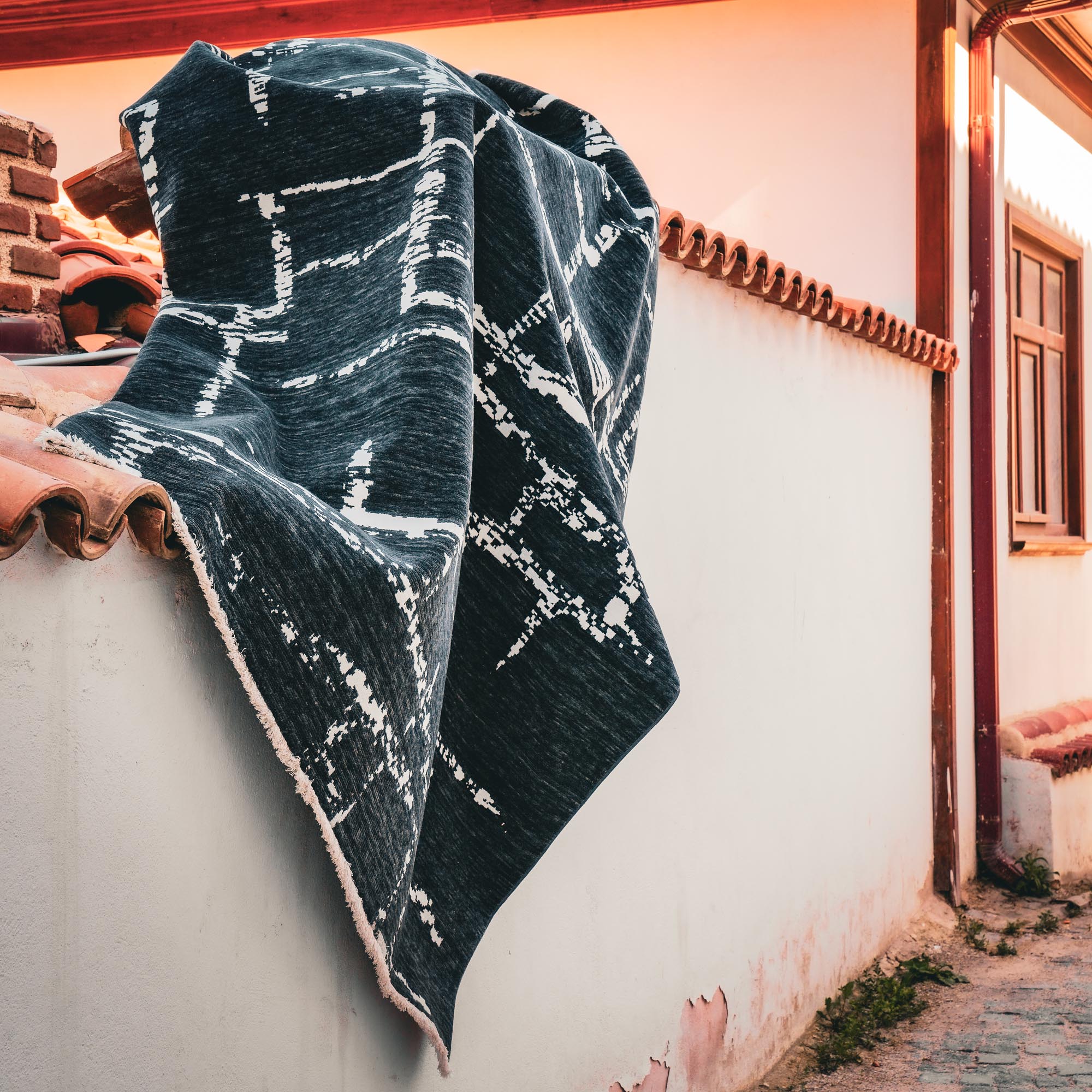 Tempus Serisi Geometrik Desenli Siyah Yün-Pamuk Tezgah Dokuma Halı