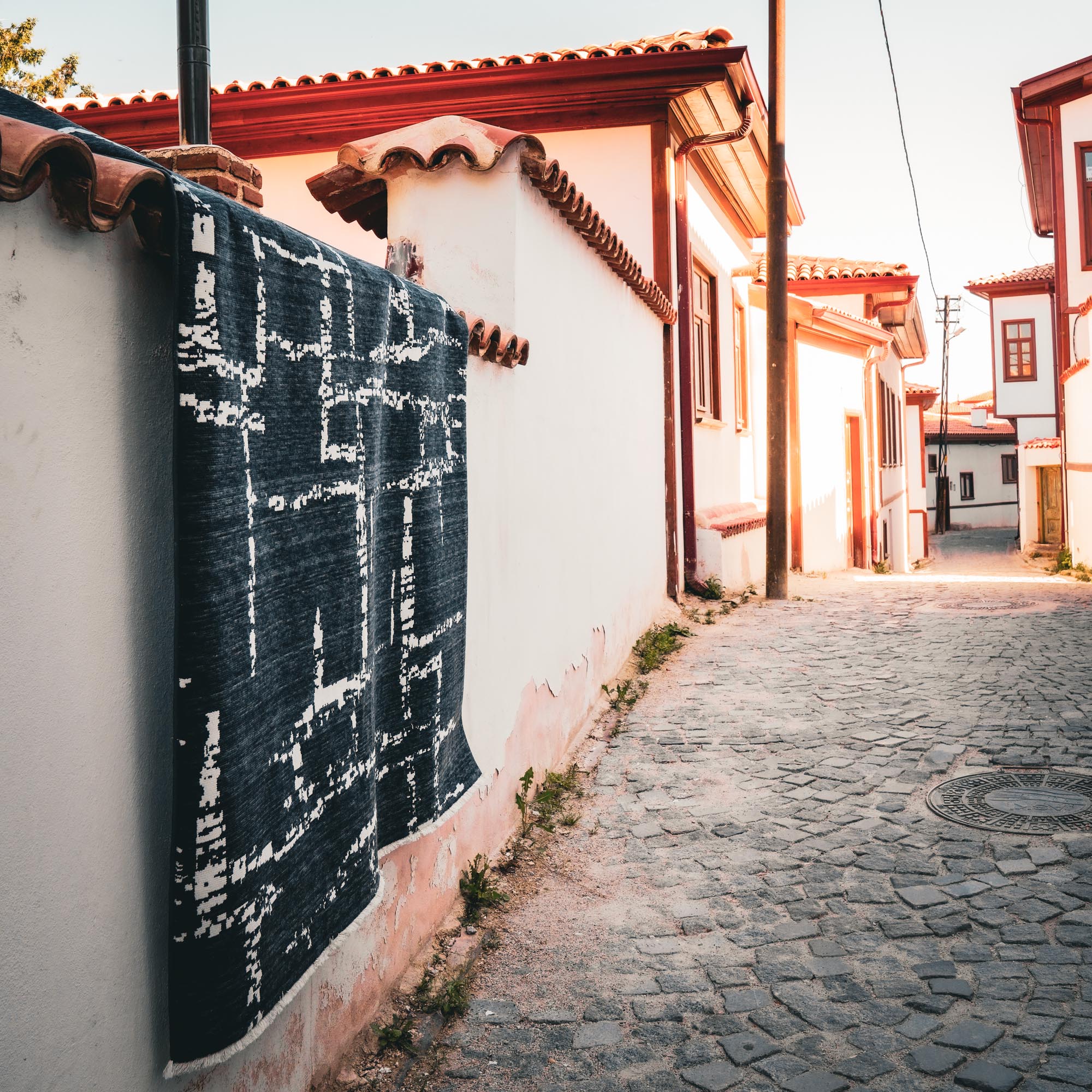 Tempus Serisi Geometrik Desenli Siyah Yün-Pamuk Tezgah Dokuma Halı