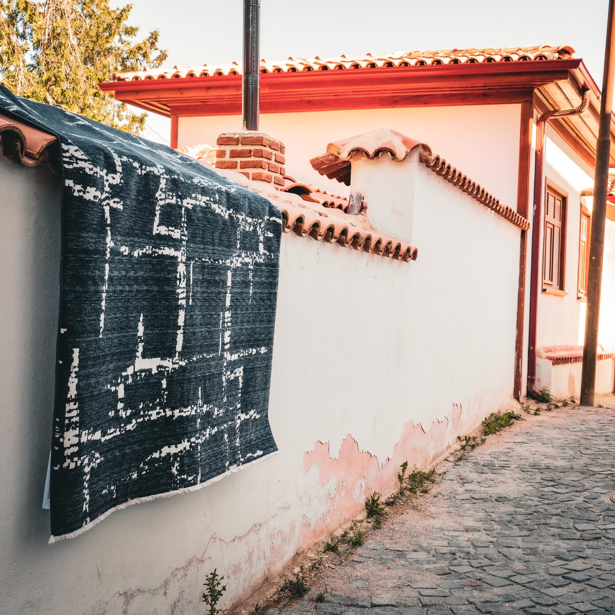 Tempus Serisi Geometrik Desenli Siyah Yün-Pamuk Tezgah Dokuma Halı