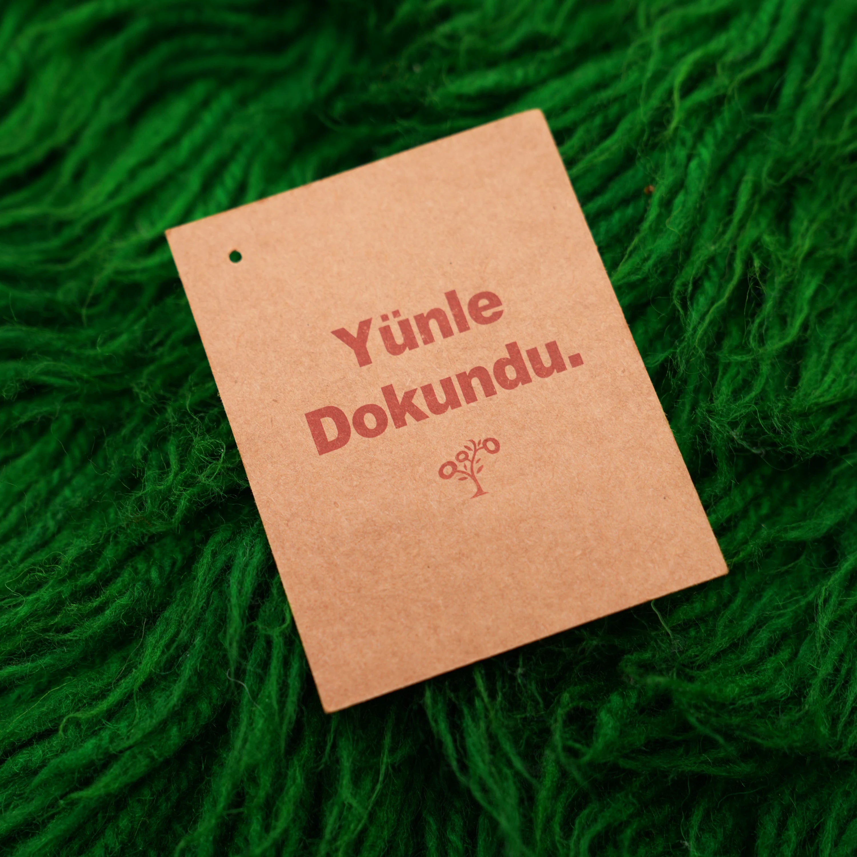 Köy Dokuma Sade Desenli Yeşil Yün Tülü Halı