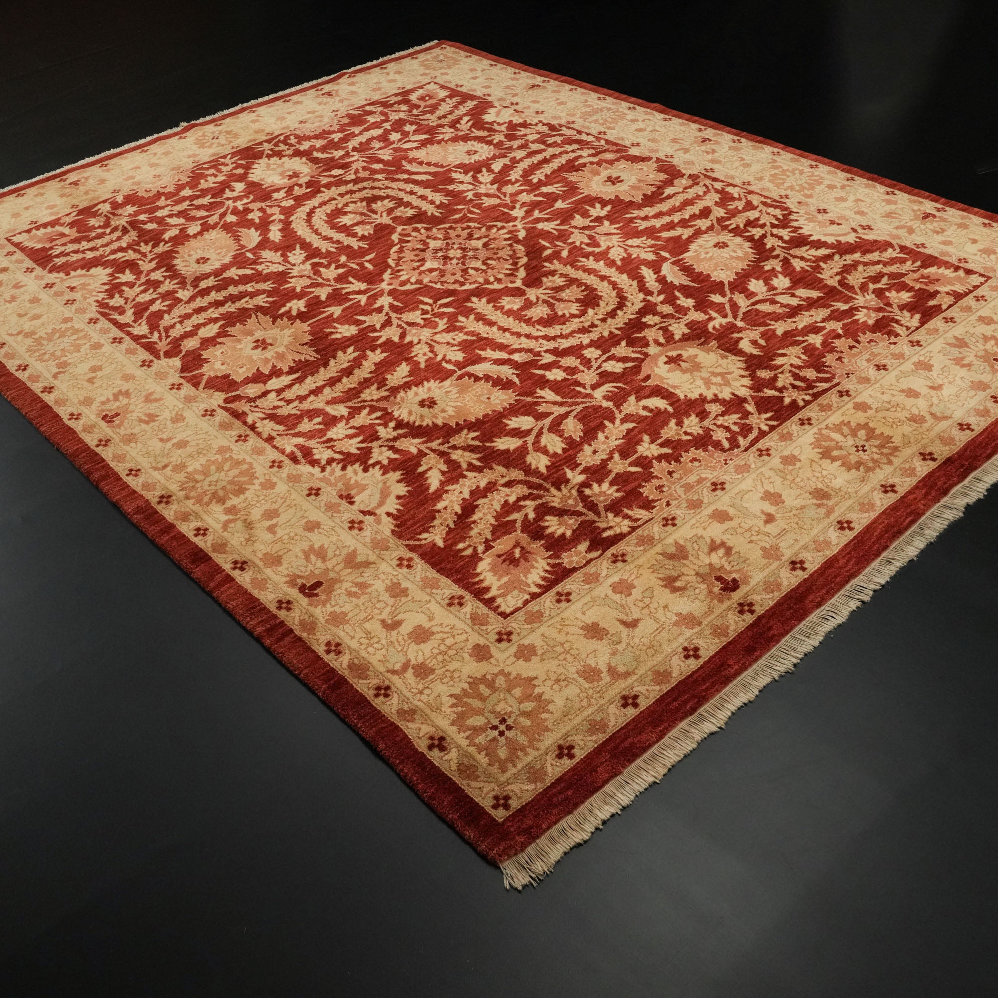 Mahal Serisi El Dokuma Uşak Desenli Kırmızı Yün Halı