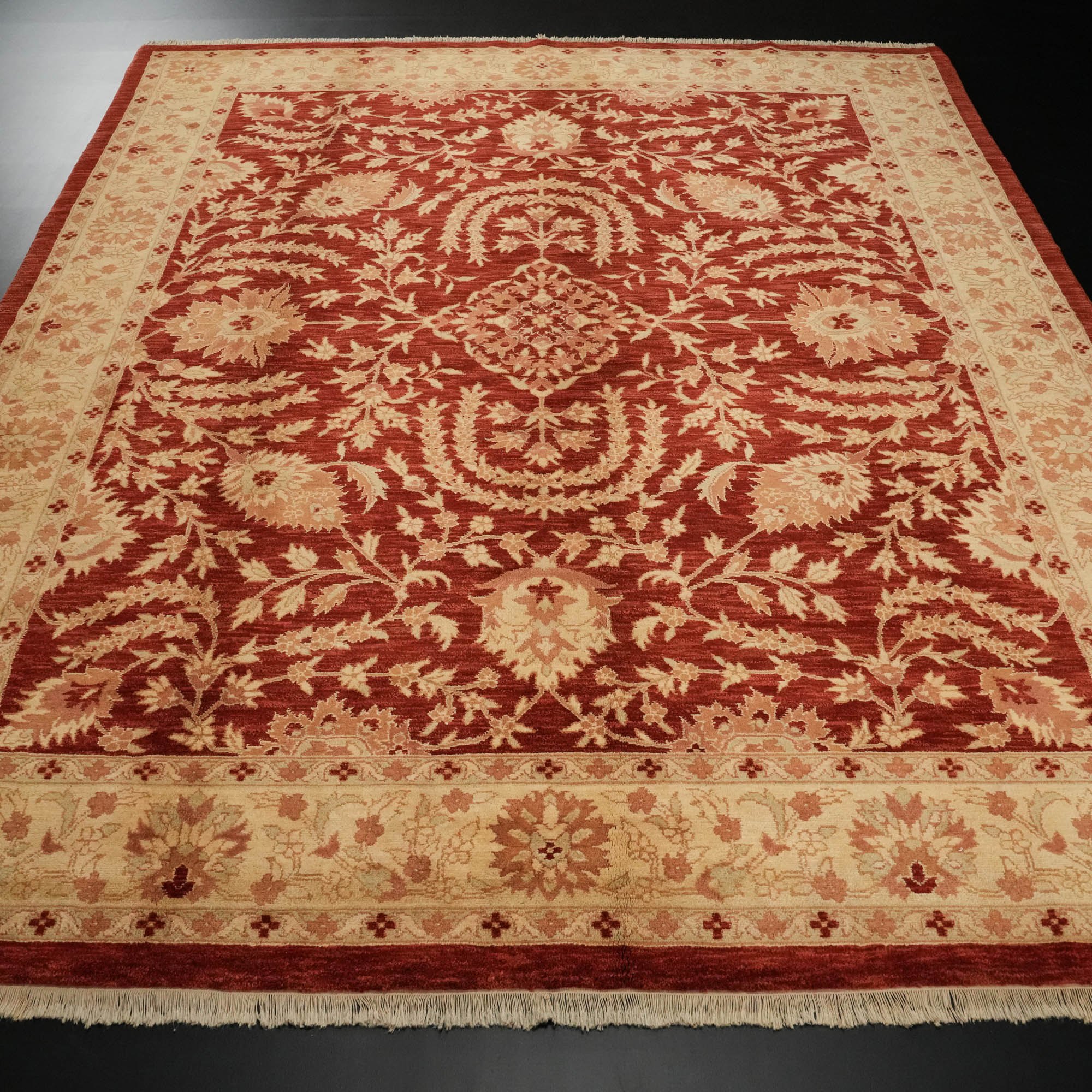 Mahal Serisi El Dokuma Uşak Desenli Kırmızı Yün Halı