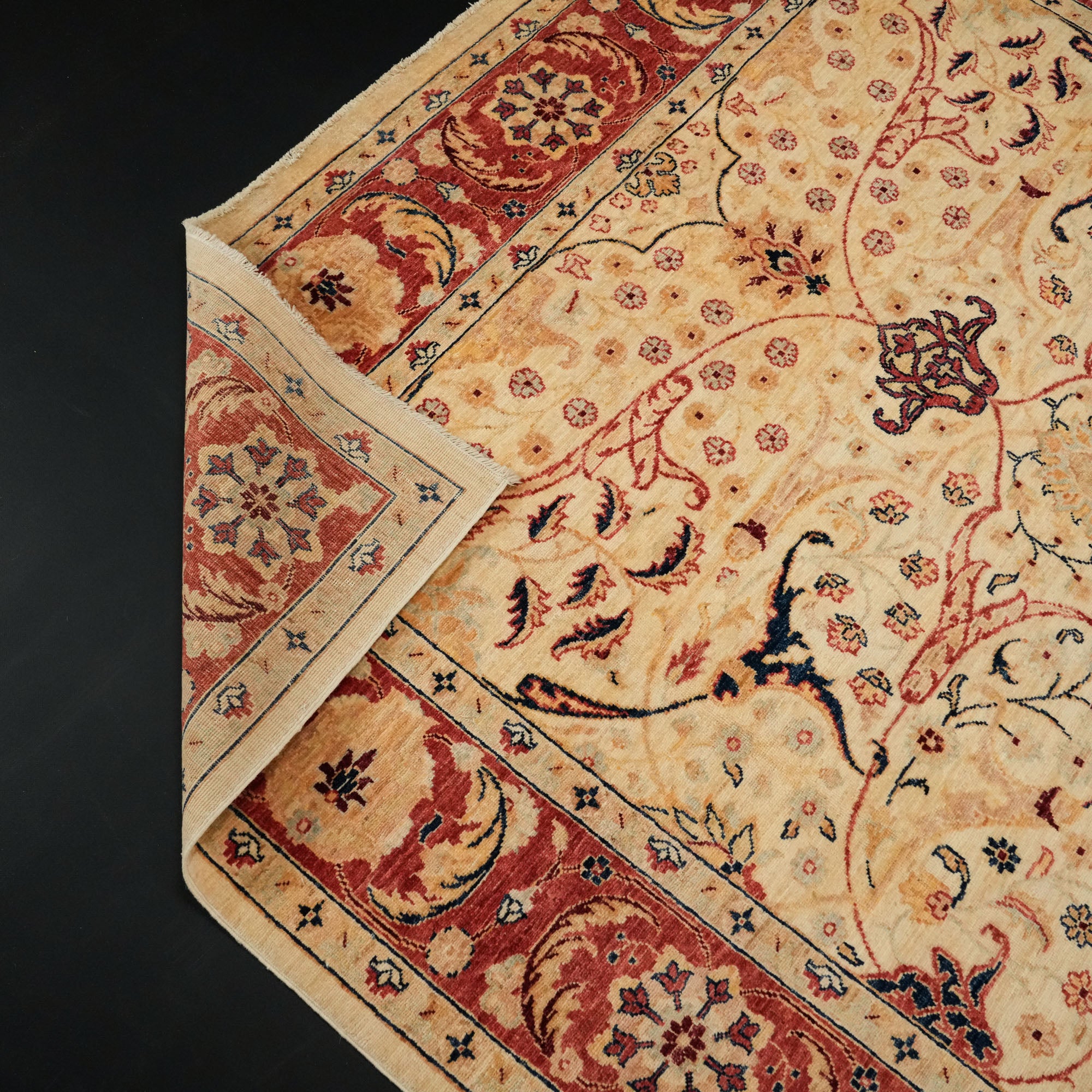 Mahal Serisi El Dokuma Uşak Desenli Krem Yün Halı