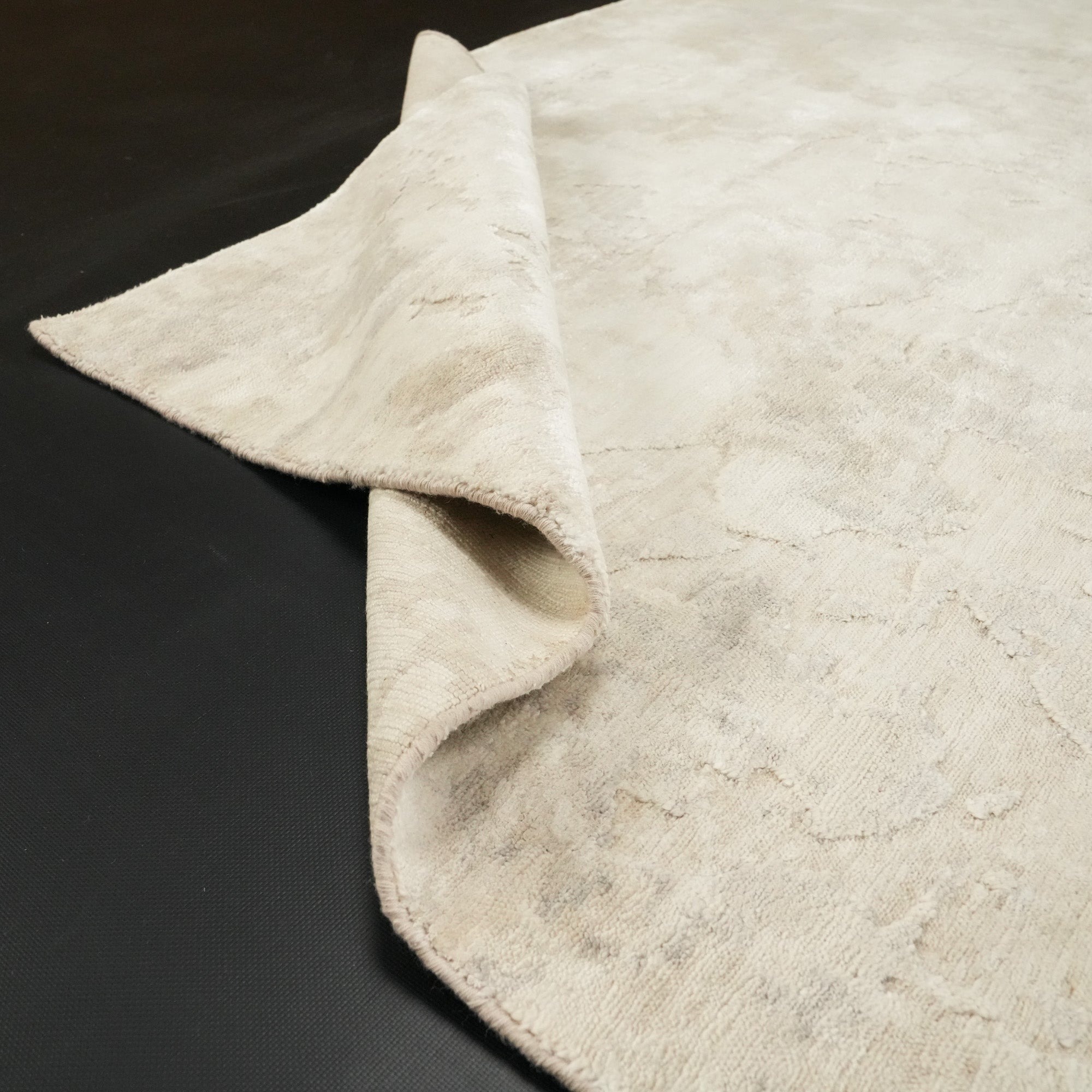 Maison Serisi El Dokuma Soyut Desenli Beyaz Halı