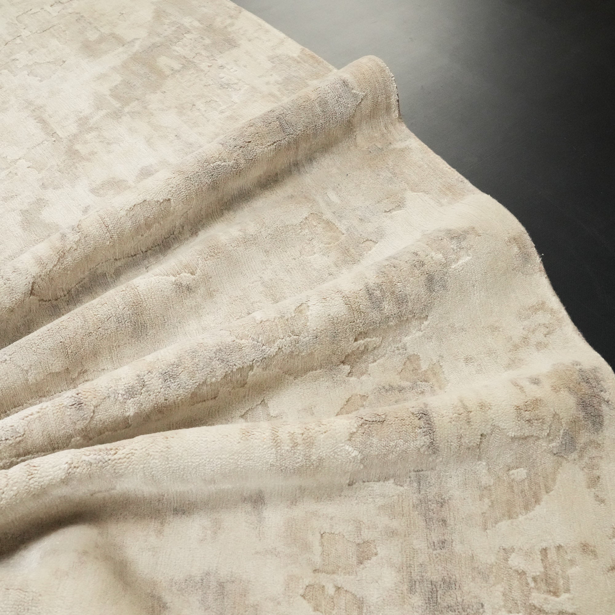 Maison Serisi El Dokuma Soyut Desenli Beyaz Halı