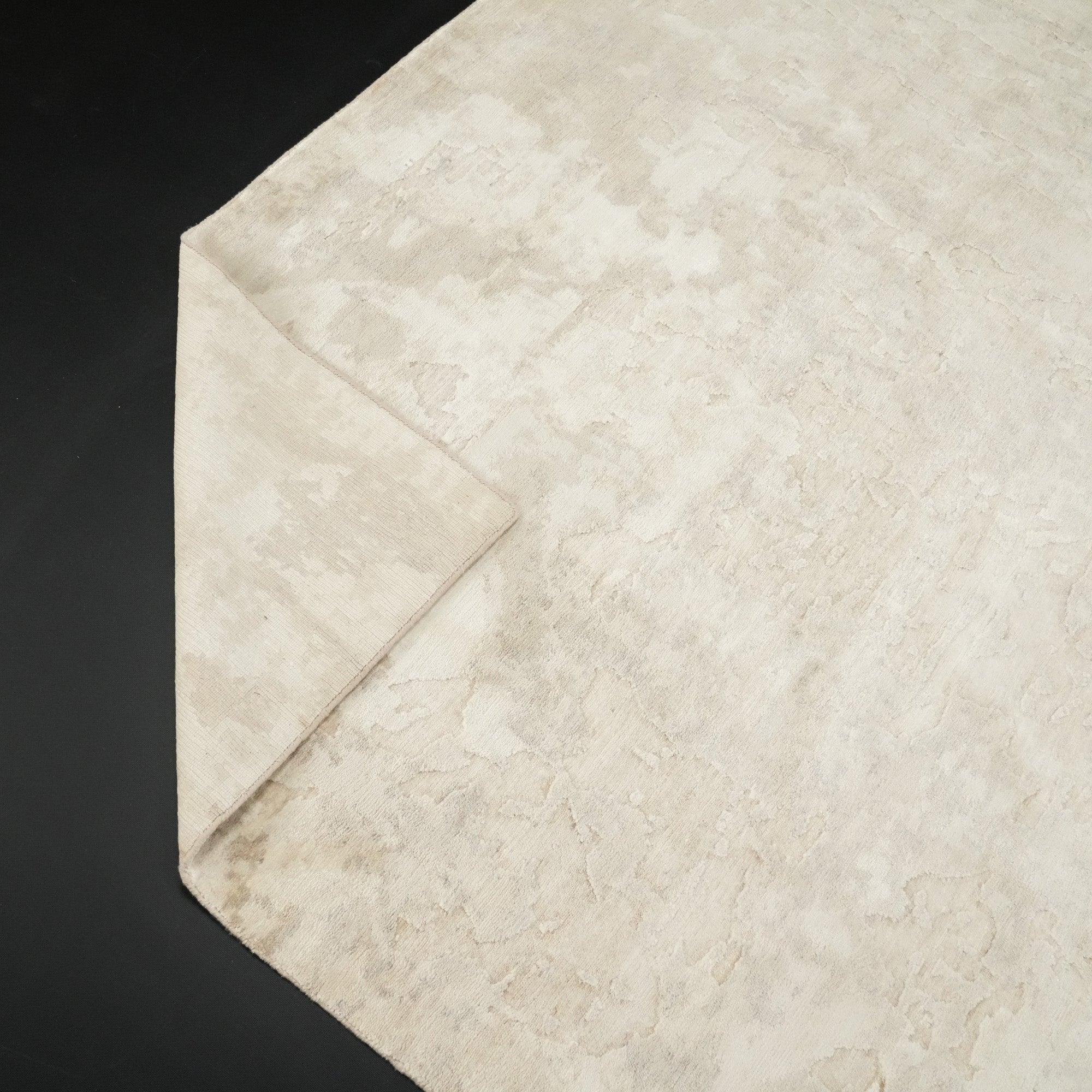 Maison Serisi El Dokuma Soyut Desenli Beyaz Halı