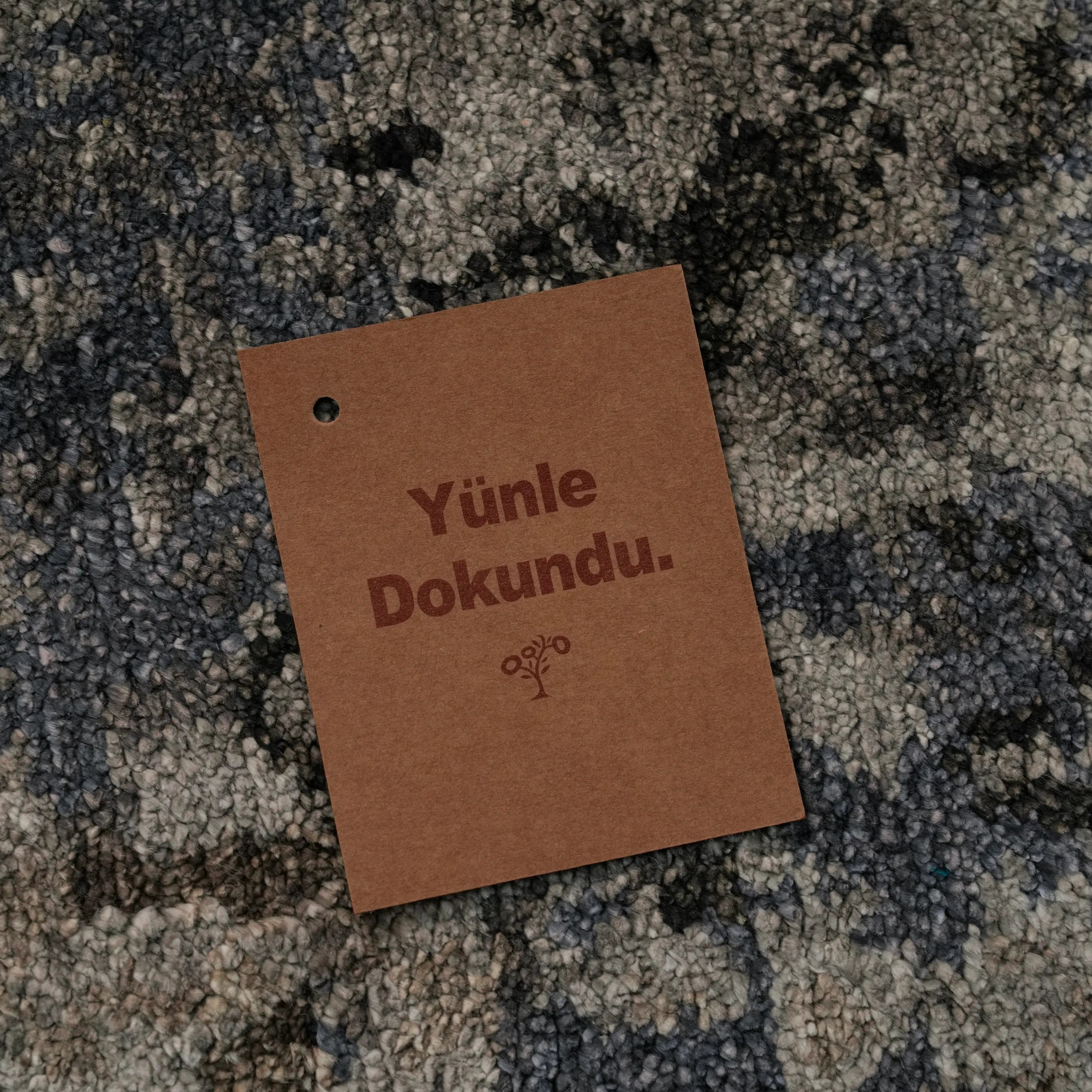 Maison Serisi El Dokuma Soyut Desenli Gri Viskon Halı